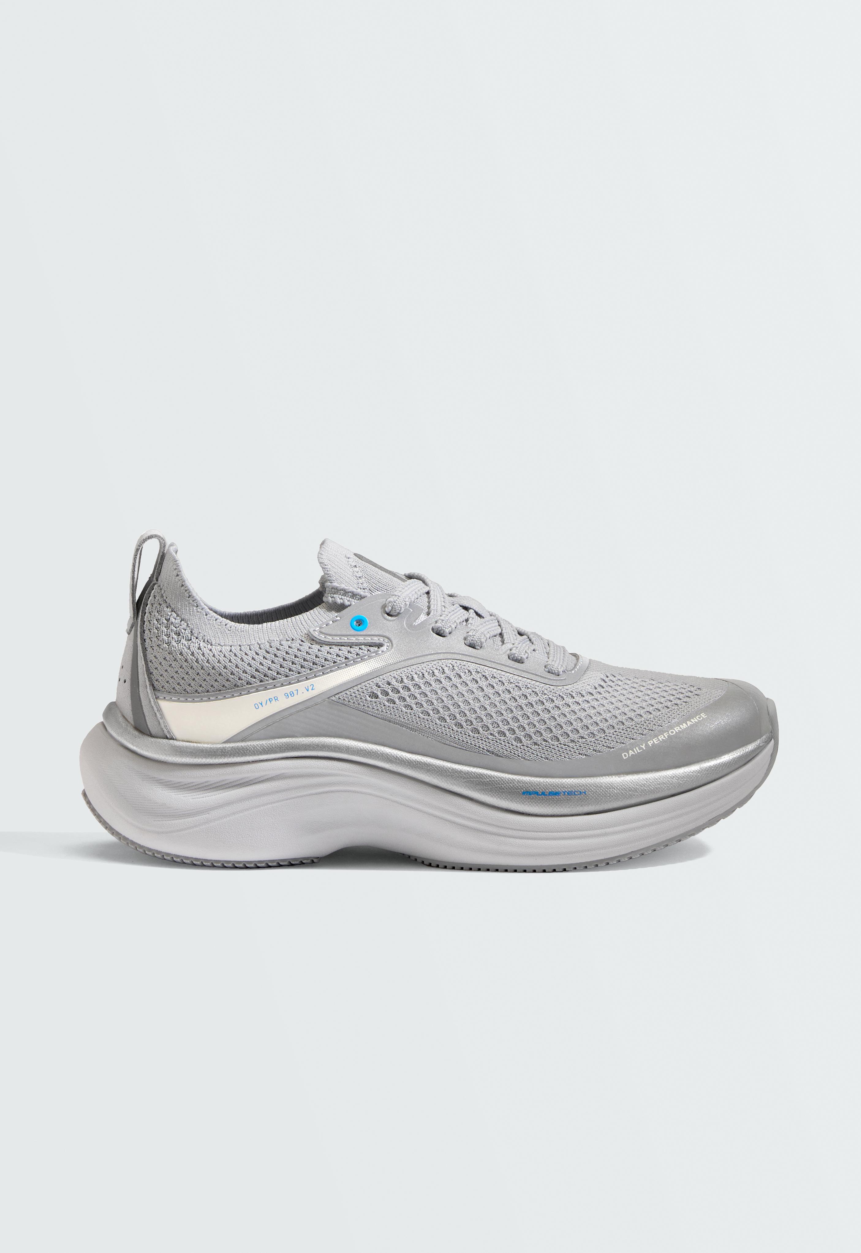 OY/PR 907 V2 Running trainers