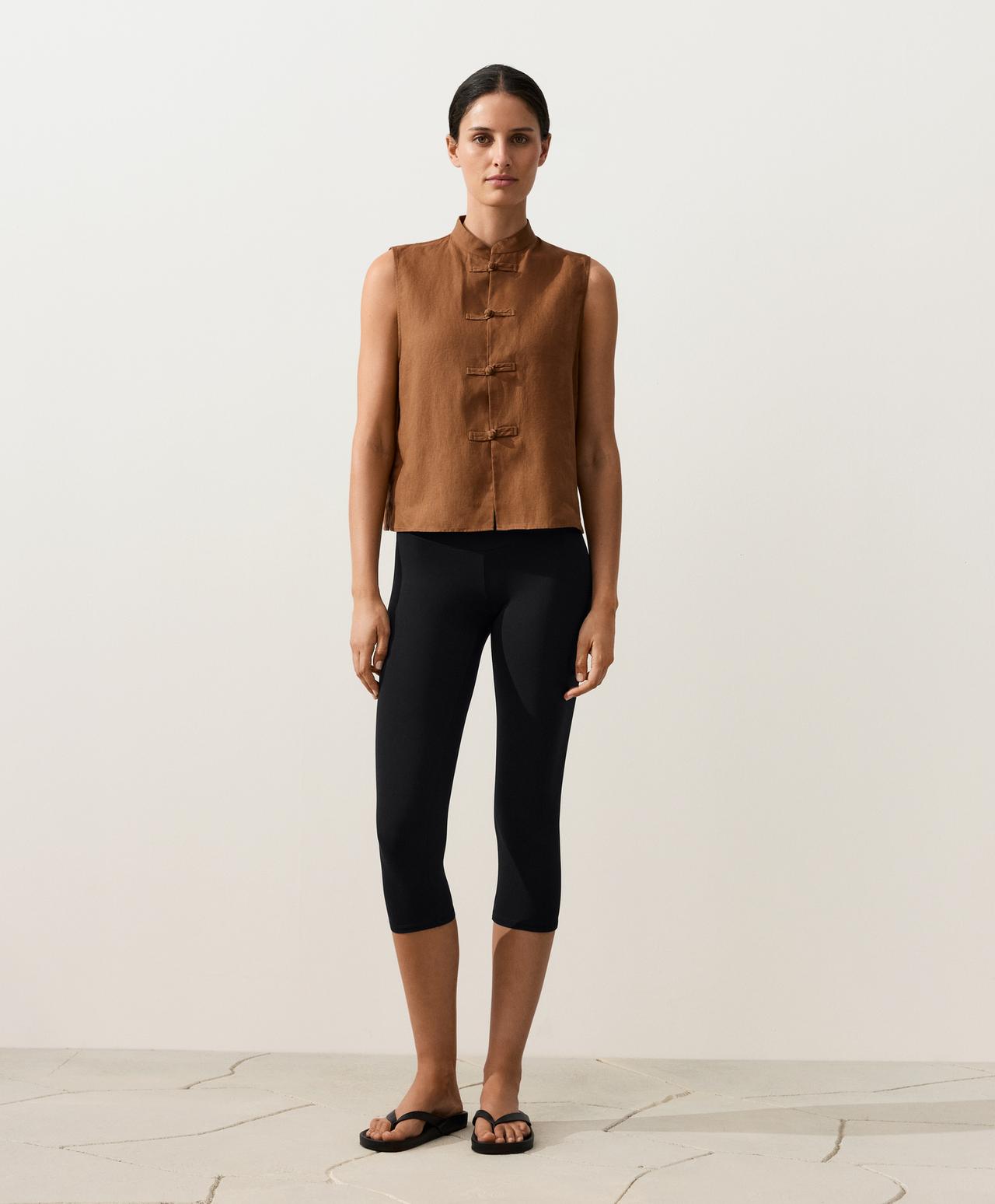 100% linen sleeveless stand-up collar shirt — TOFFEE