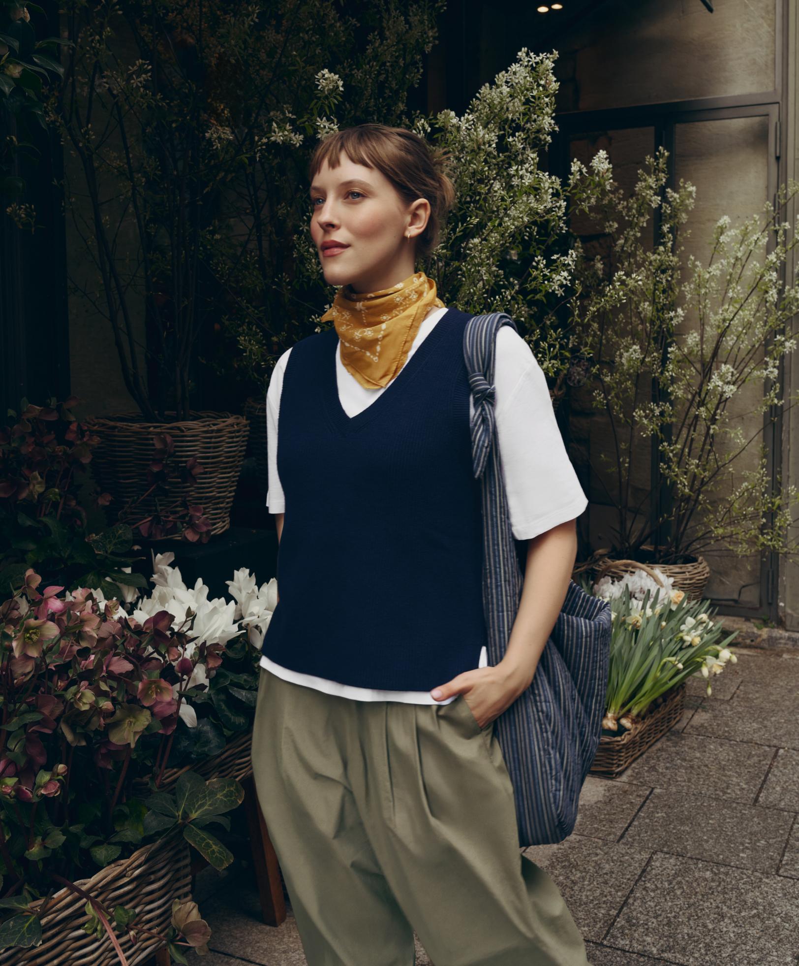 V-neck knit vest — NAVY BLUE