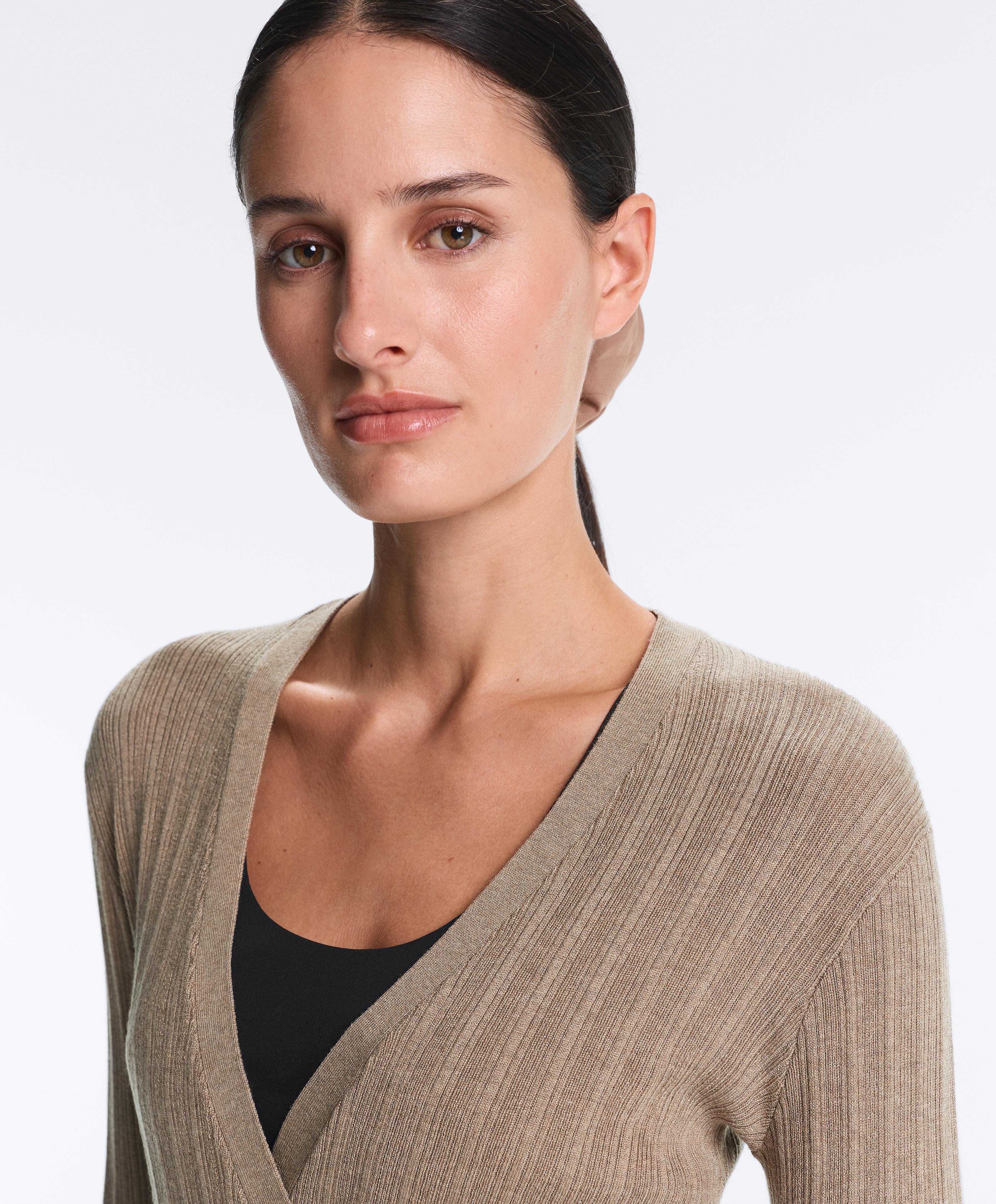 Chaqueta punto rib con cierre mediante lazada lateral Chaqueta punto rib con cierre mediante lazada lateral