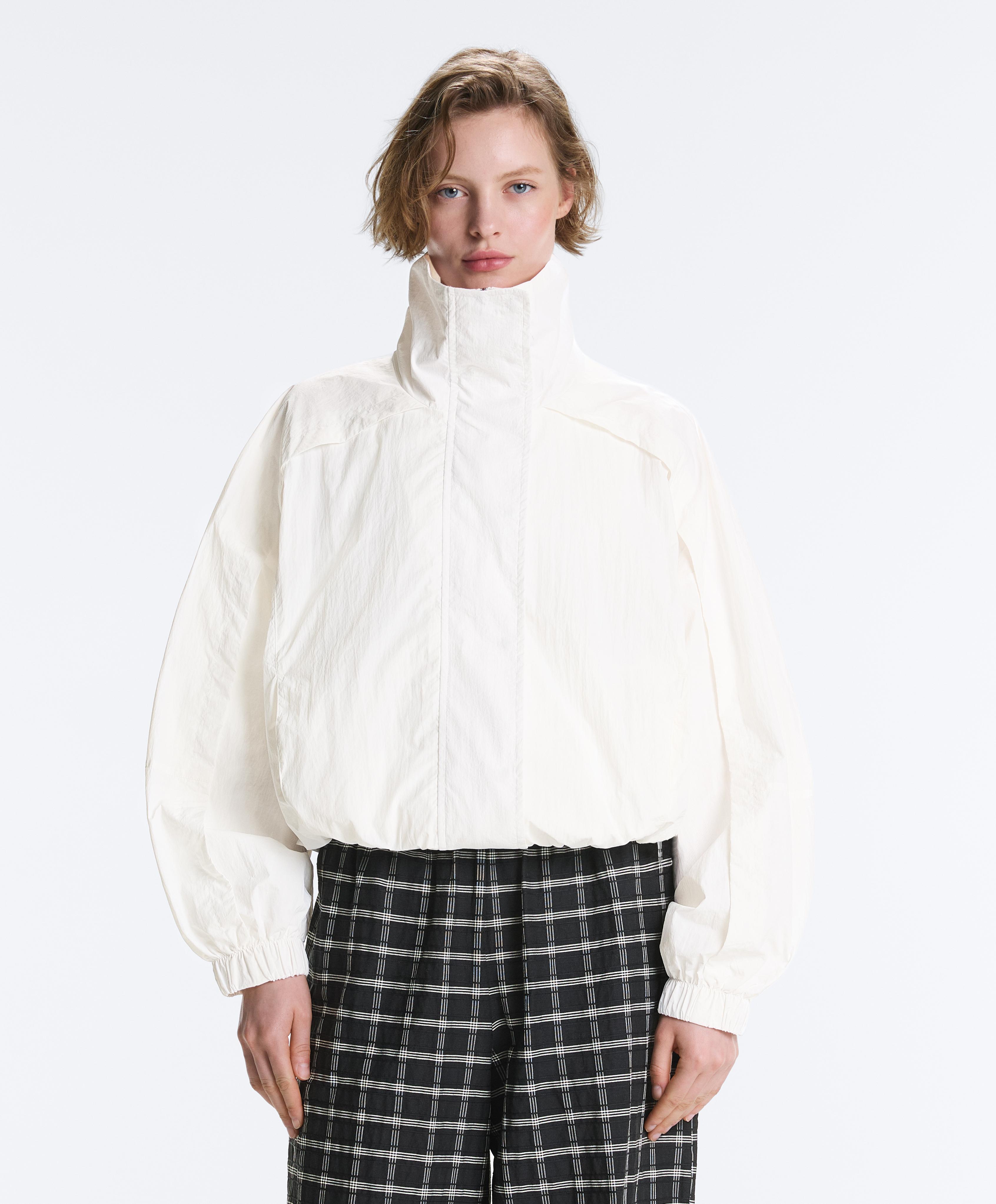 Късо яке Track с висока яка и водоотблъскващо покритие