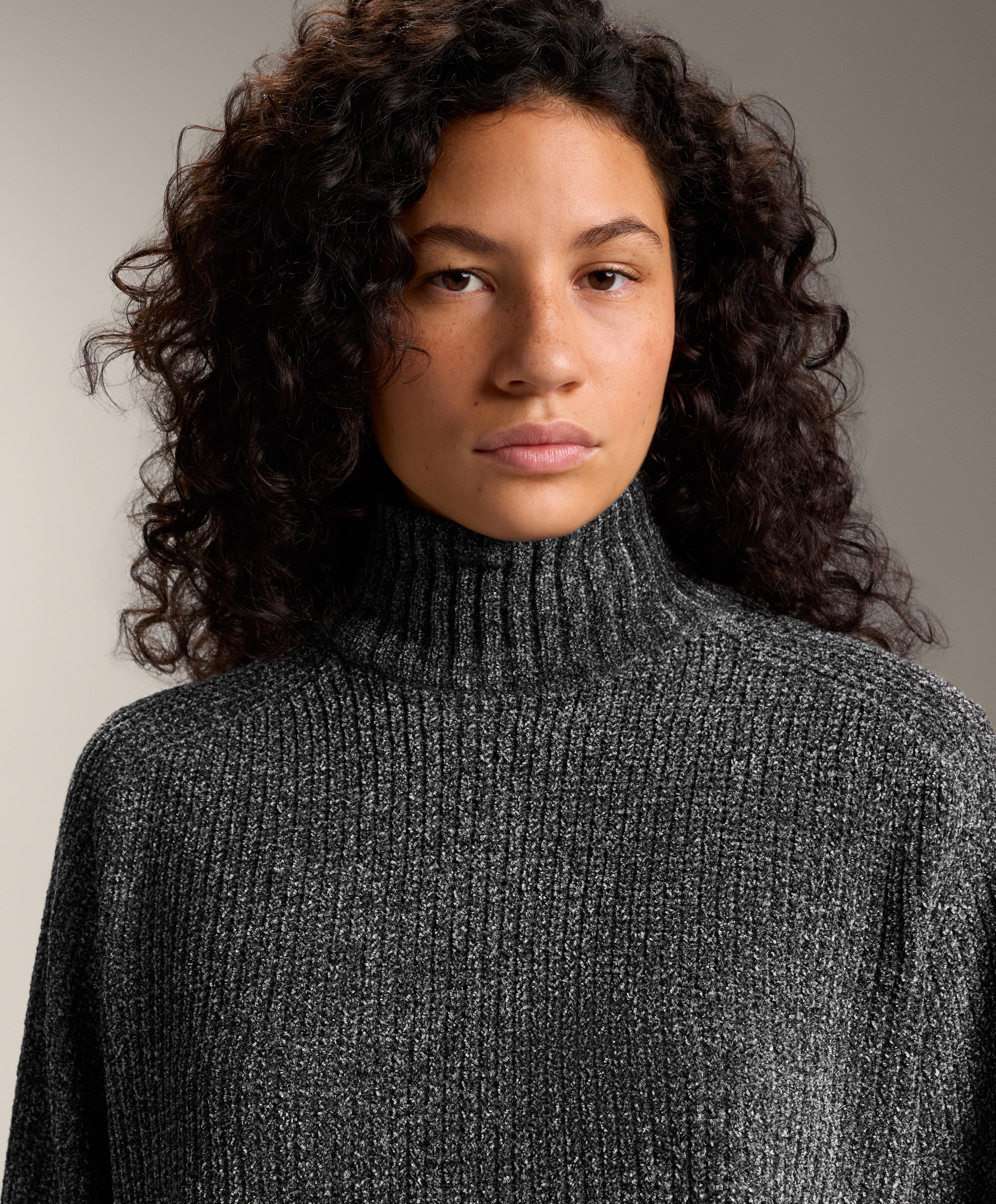 Svetr s rolákem a copánkovým vzorem