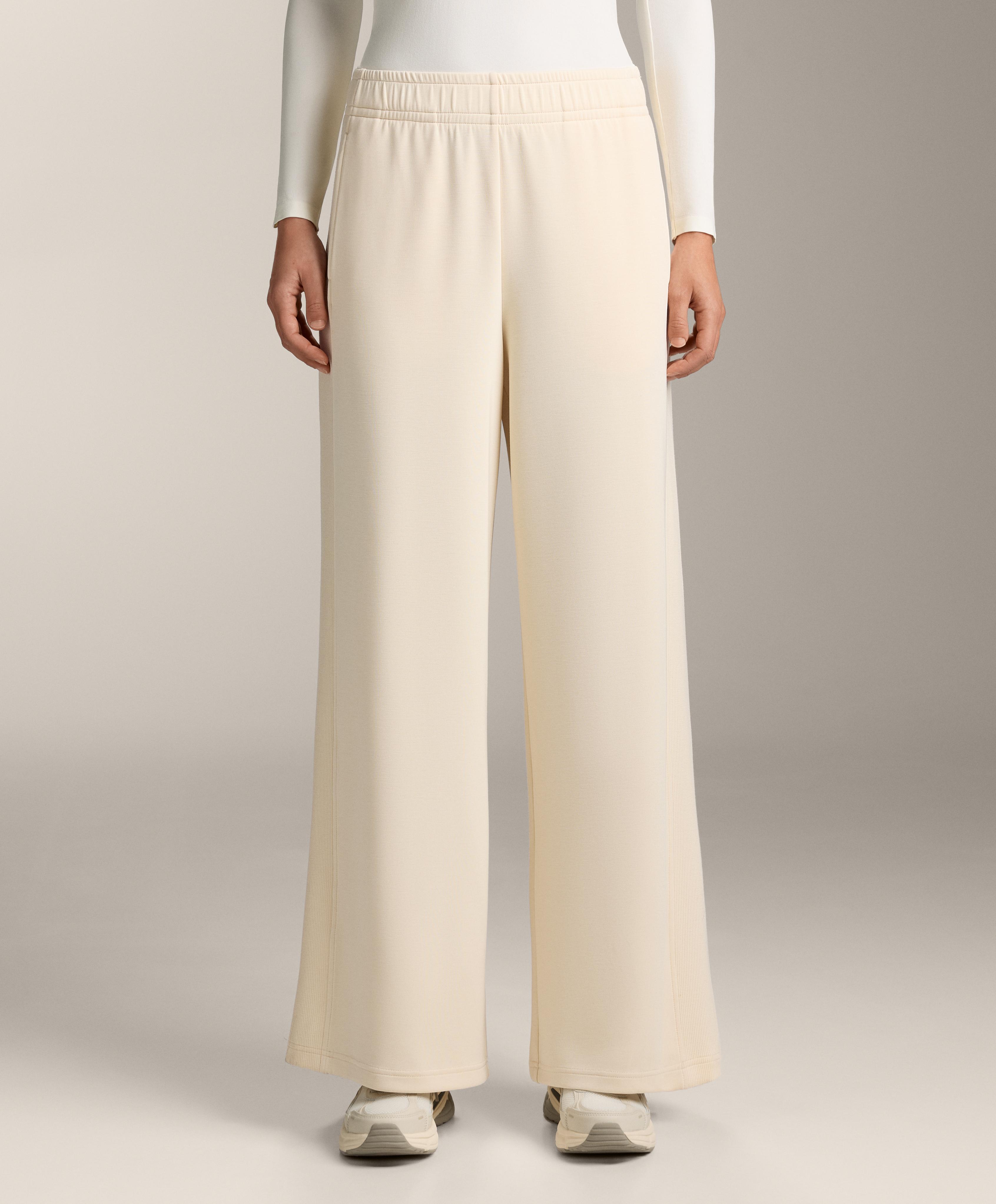 Yanları fitilli ve yumuşak dokulu modal içeren düz pantolon Yanları fitilli ve yumuşak dokulu modal içeren düz pantolon