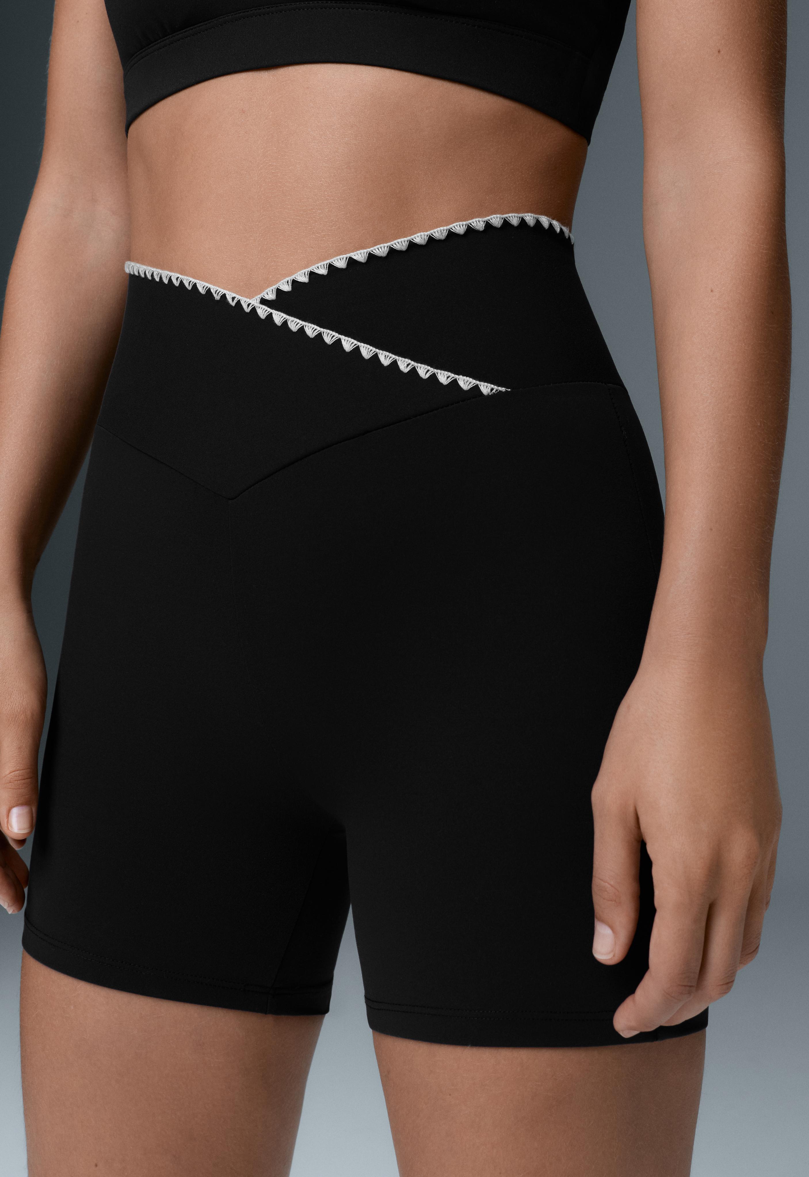 Comfortlux V-waist 10cm hot pants with contrast stitching — BLACK