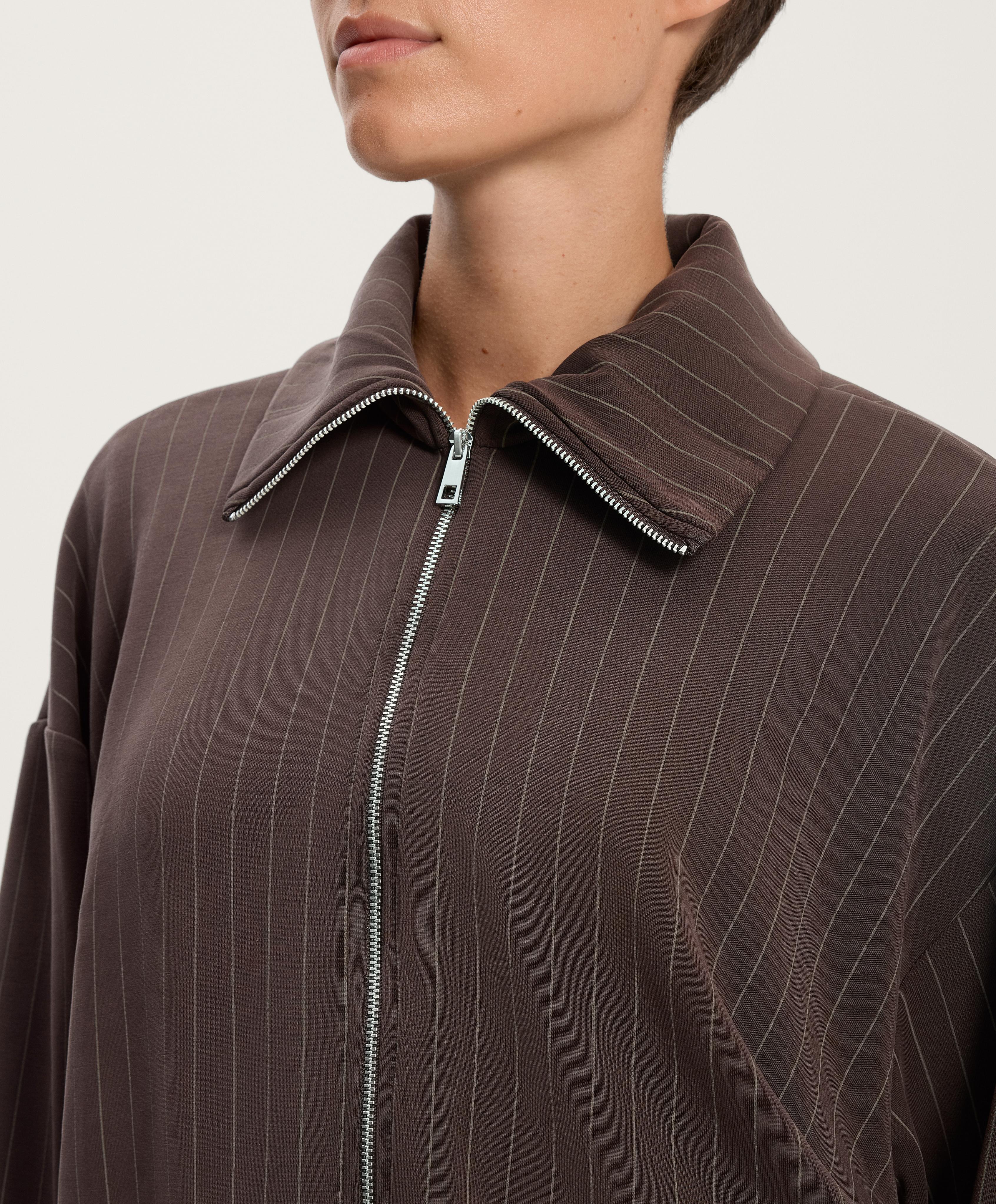 Boxy gestreept jack met plooi op de rug en zachte modal - Sale