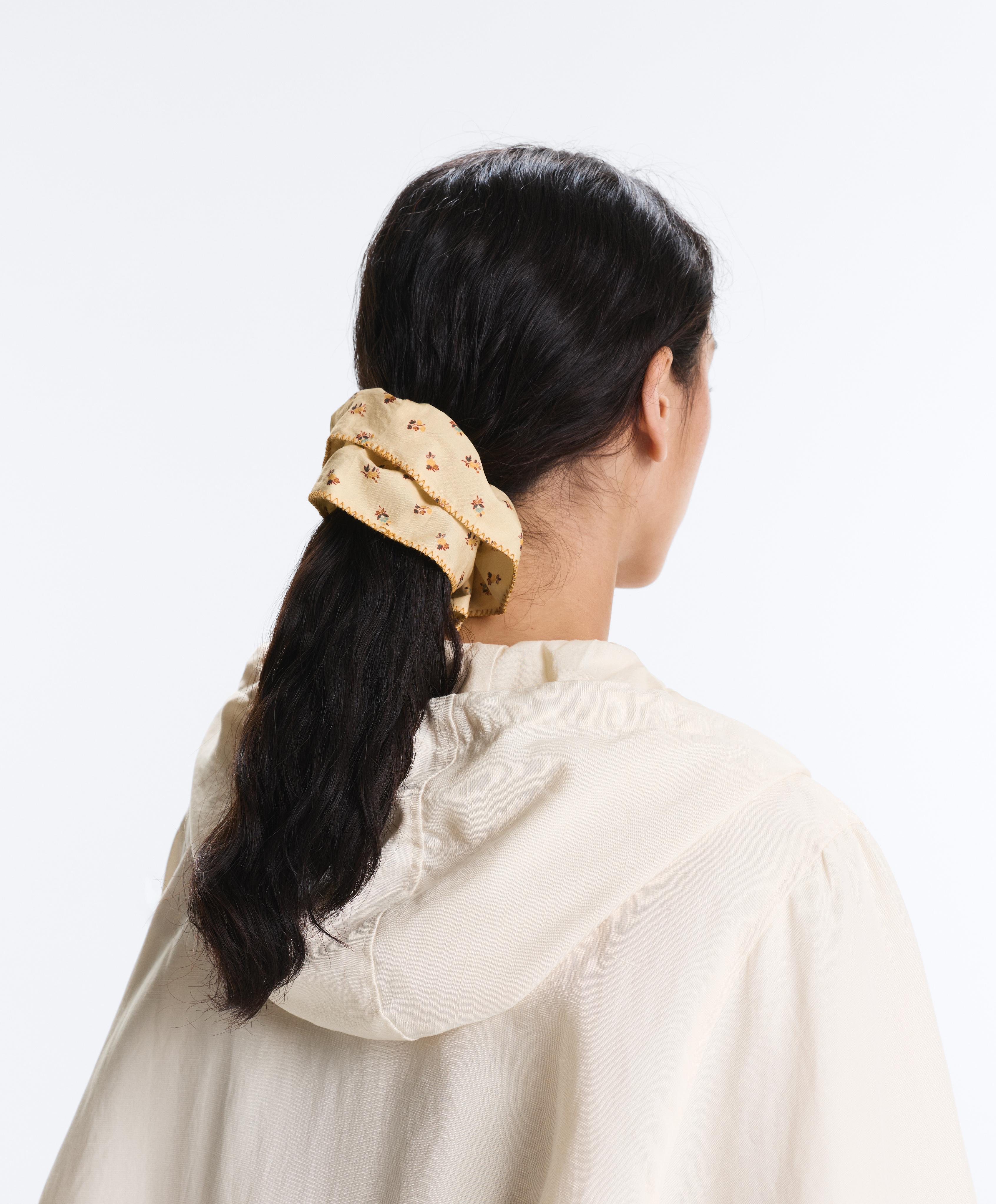 Liela apdrukāta matu gumija