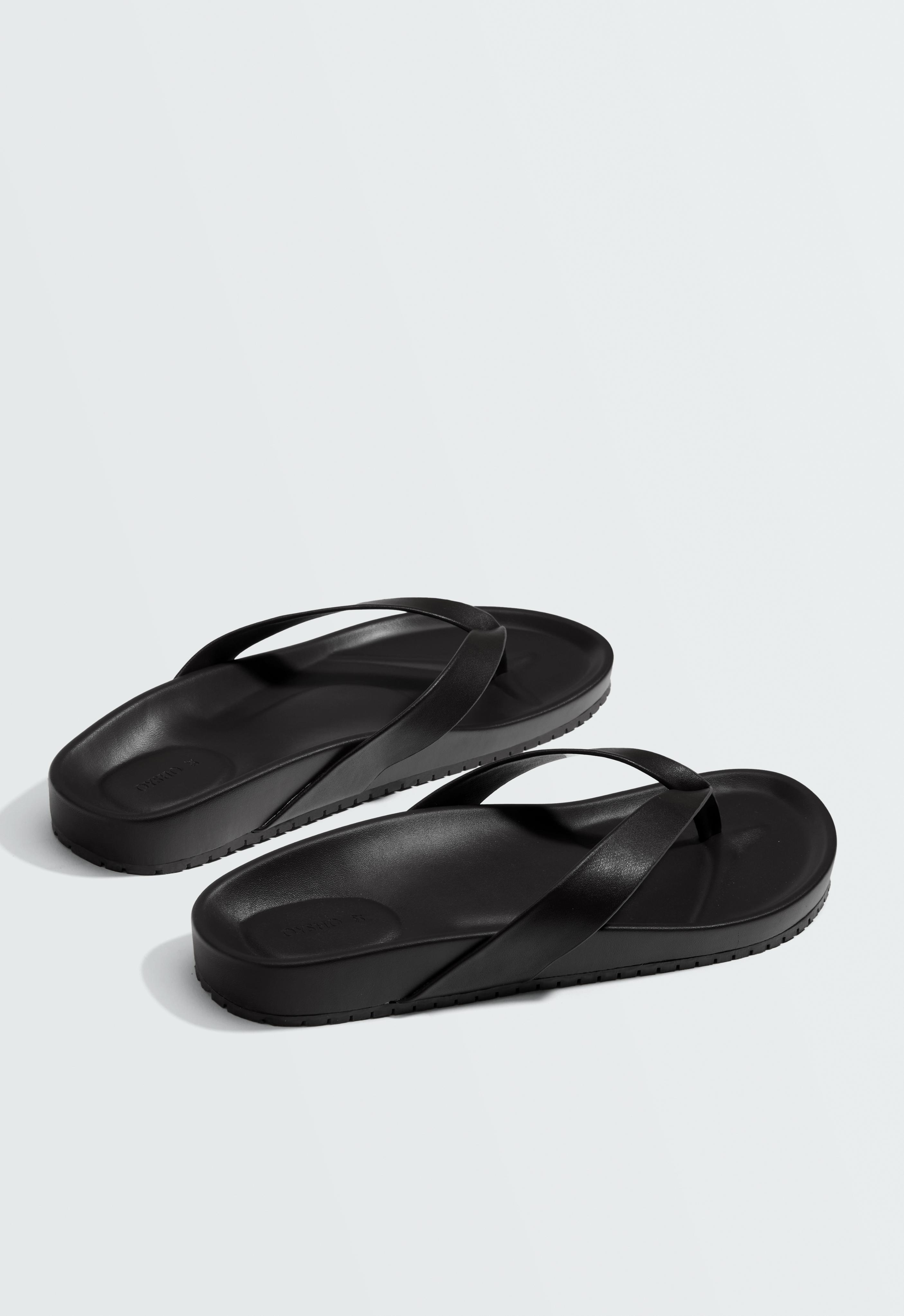 Strappy flat sandal — BLACK
