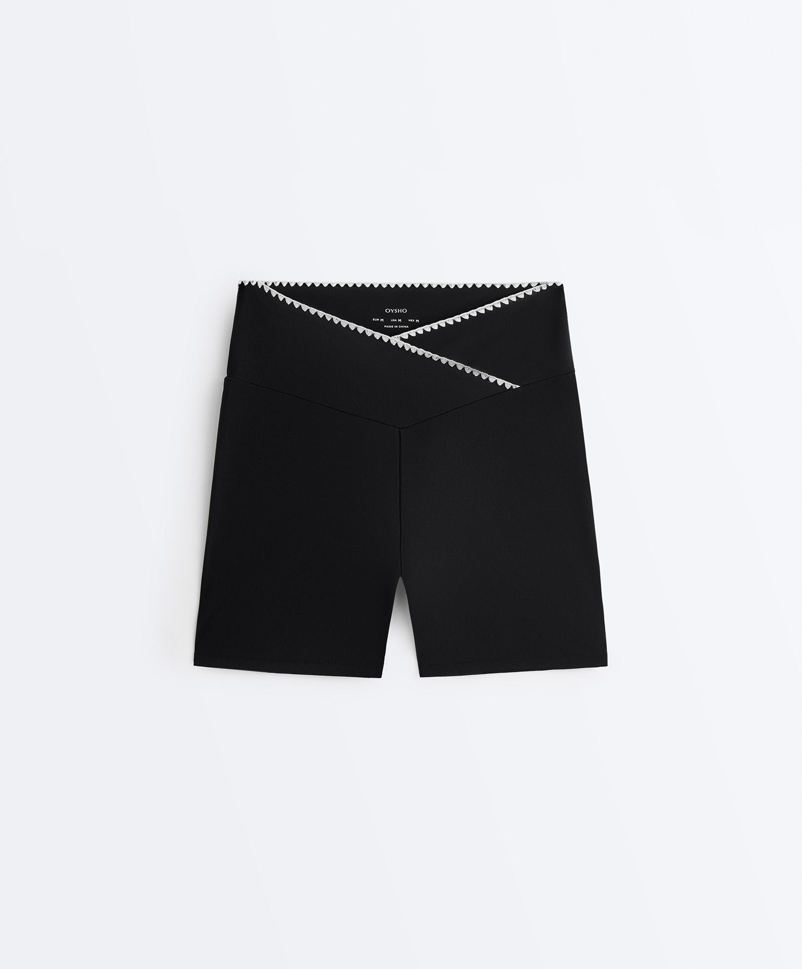 Comfortlux V-waist 10cm hot pants with contrast stitching — BLACK