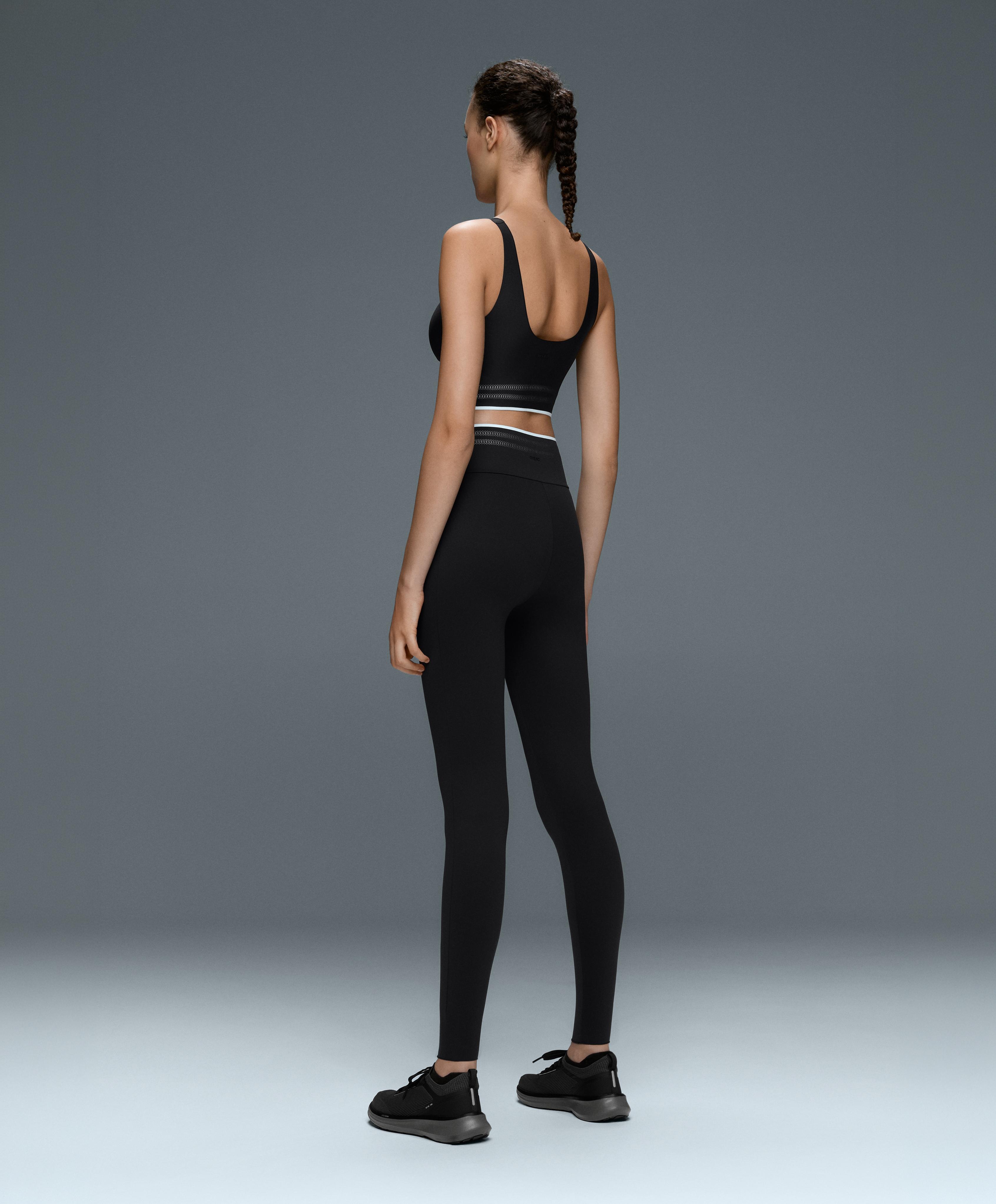 Perfect-adapt medium-support sports bra with piping — BLACK