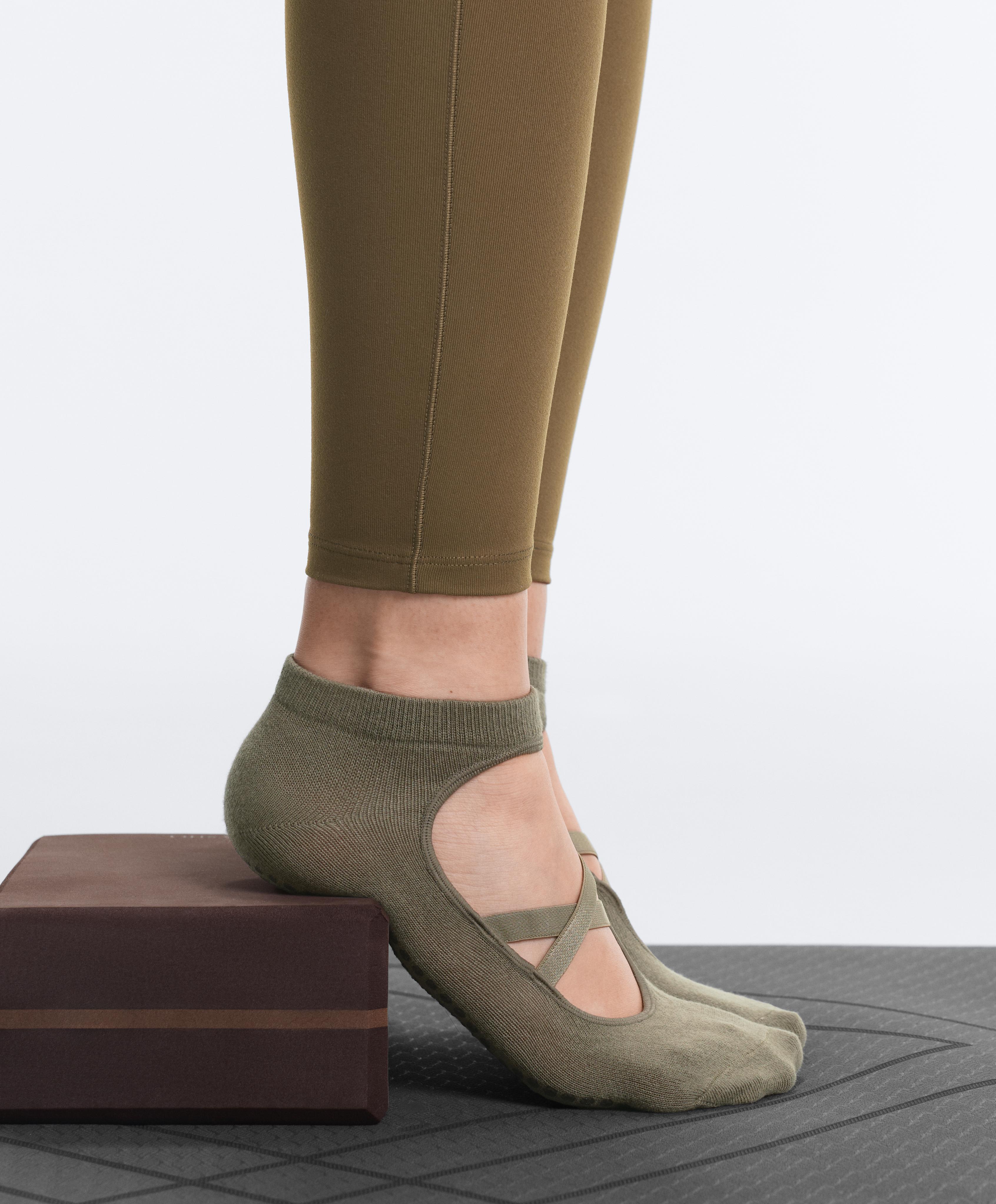 2 pairs of cotton blend sneaker yoga and Pilates socks with crossover straps — OLIVE