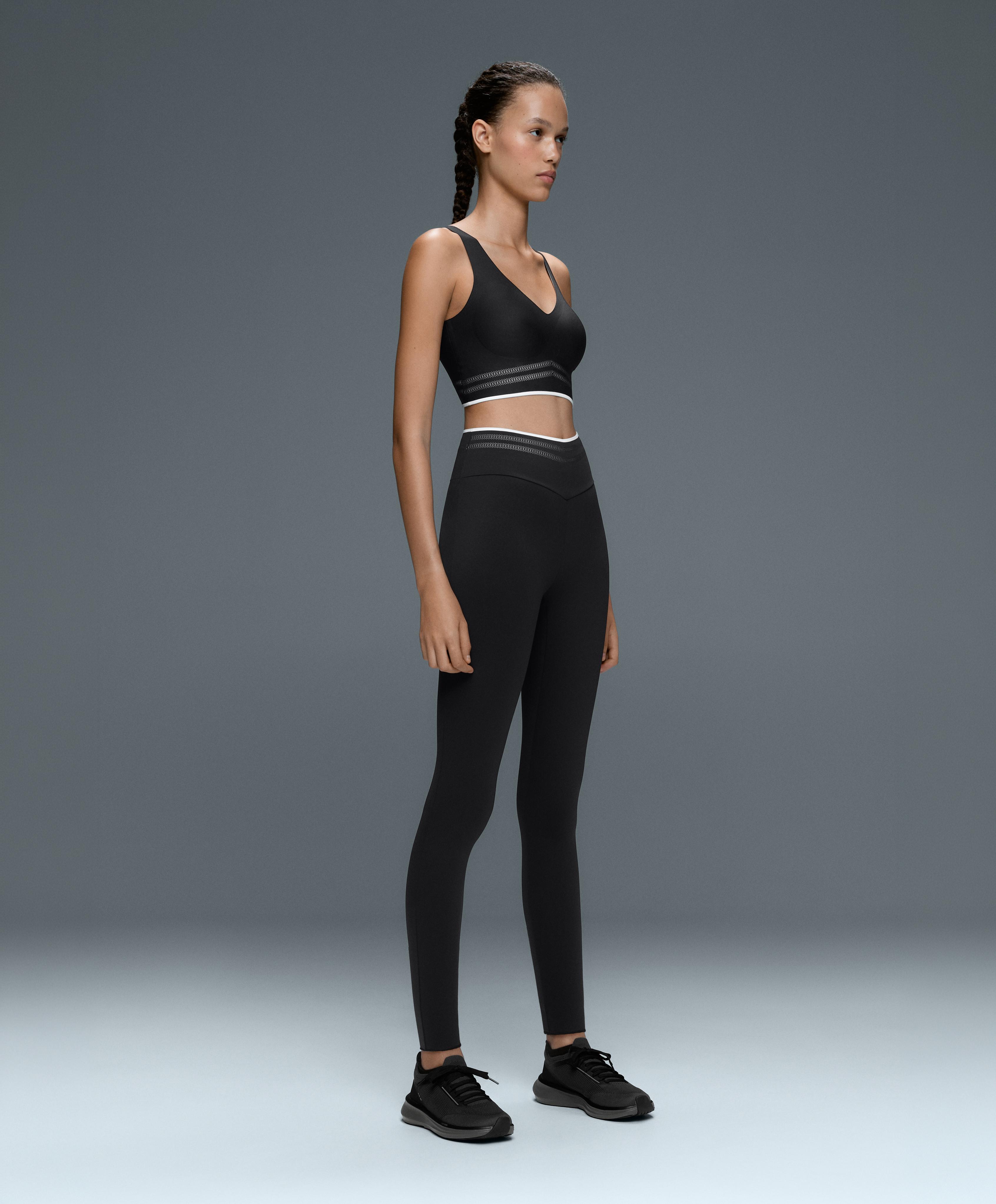 Perfect-adapt medium-support sports bra with piping — BLACK