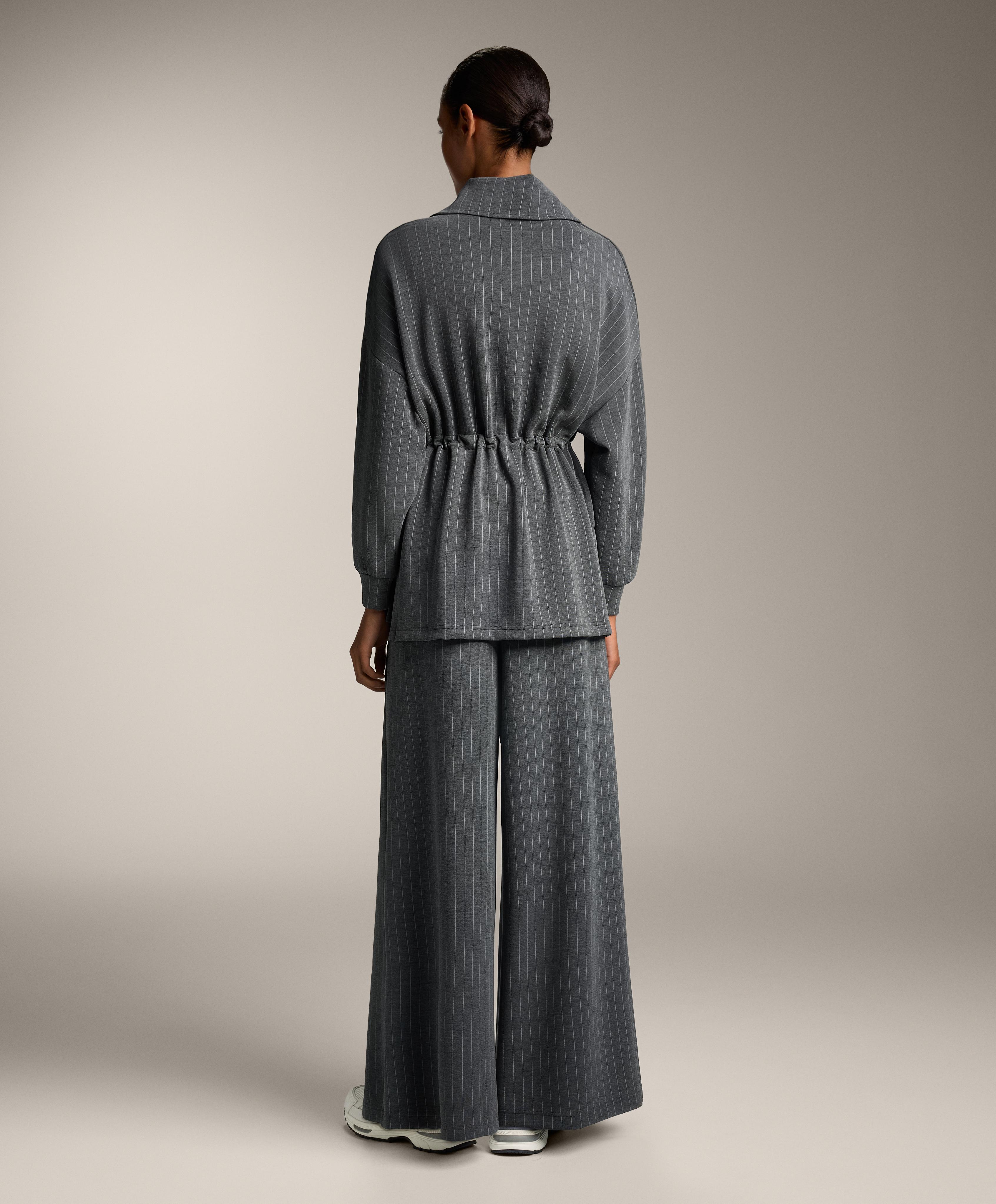 Total look ancho rayas con modal gris