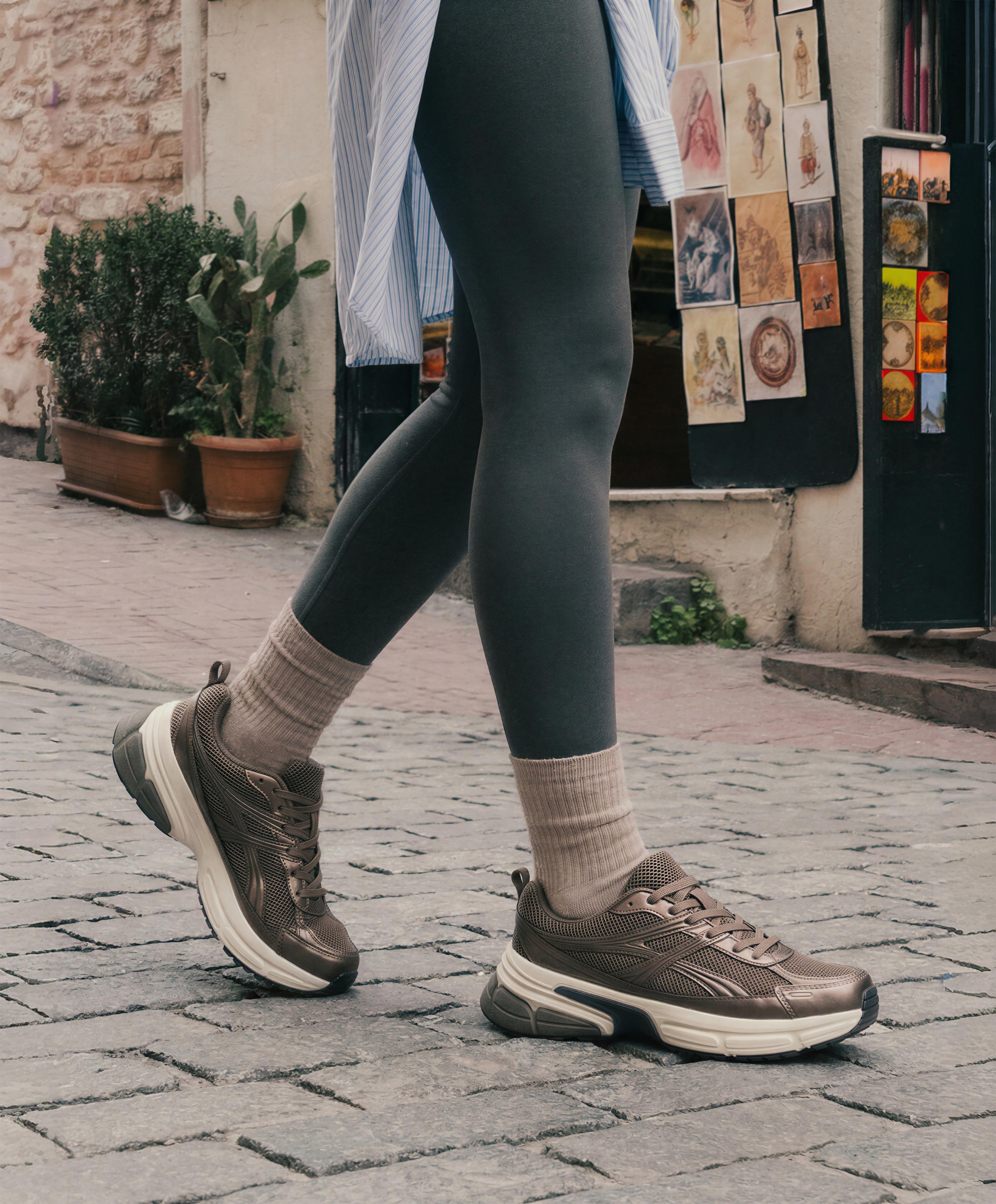 Running-style trainers — BRONZE