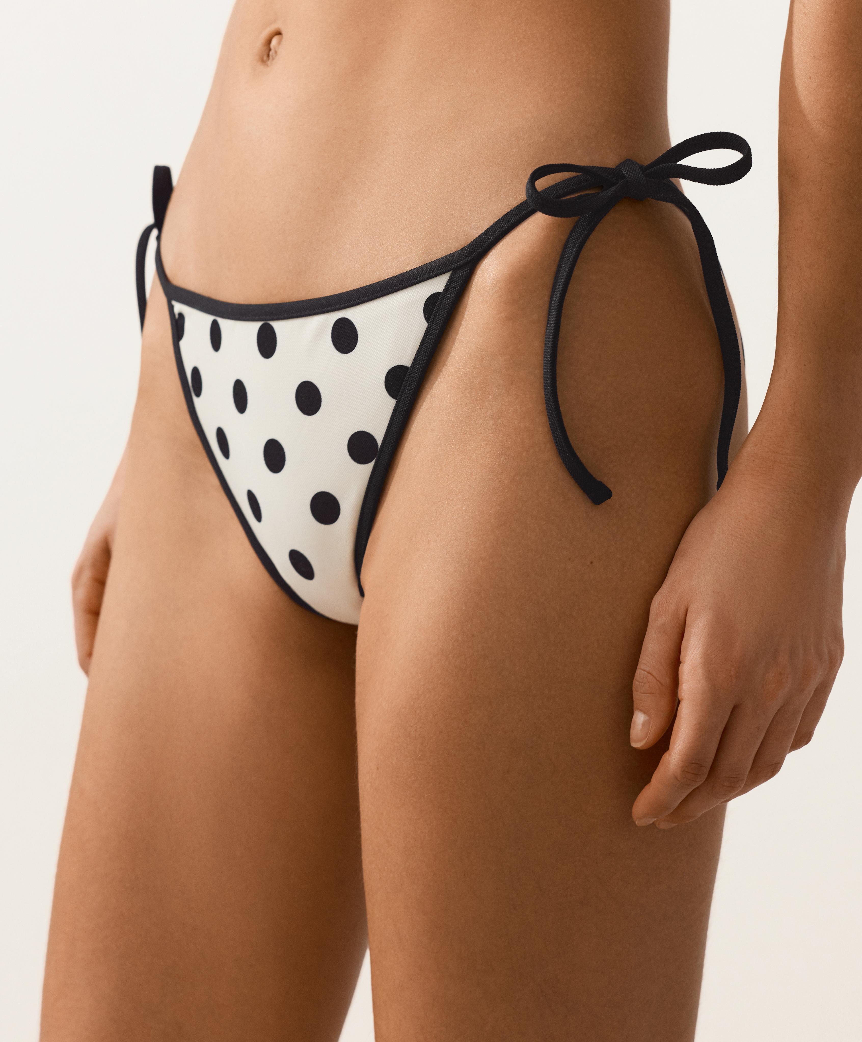 Donji deo bikini kostima od pikea sa tačkastim dezenom Donji deo bikini kostima od pikea sa tačkastim dezenom