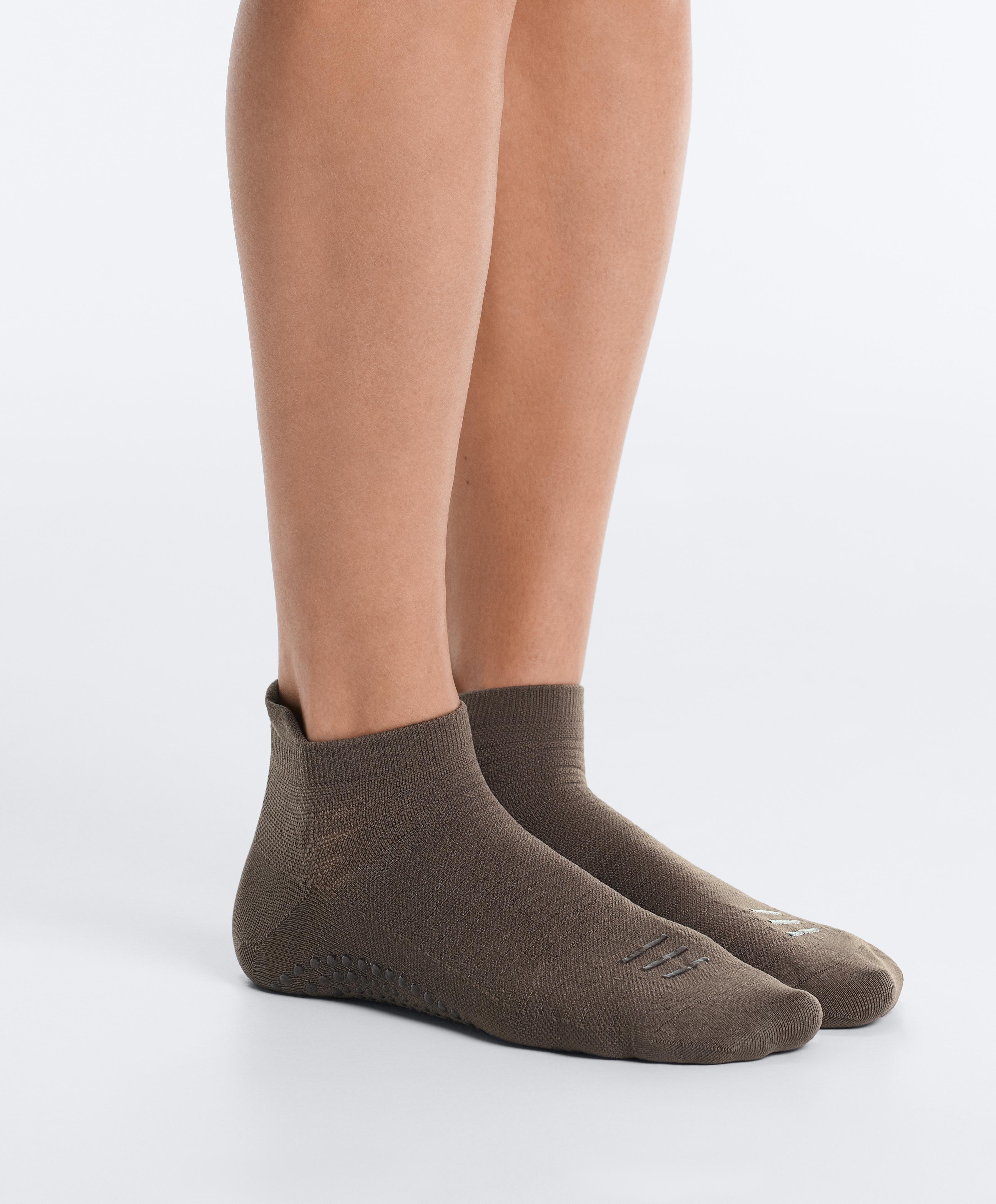 2 pairs of polyamide blend yoga and Pilates sneaker socks — MOCHA