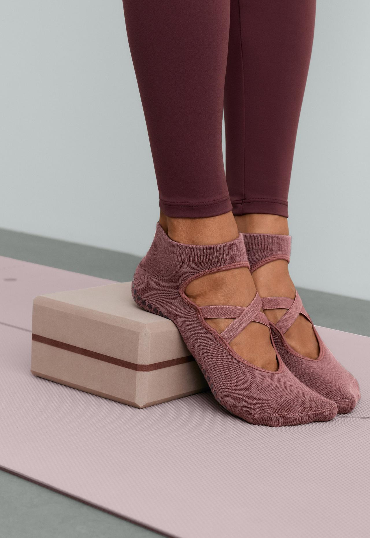 2 pairs of cotton blend yoga and Pilates socks with crossover straps — DARK ROSETTE