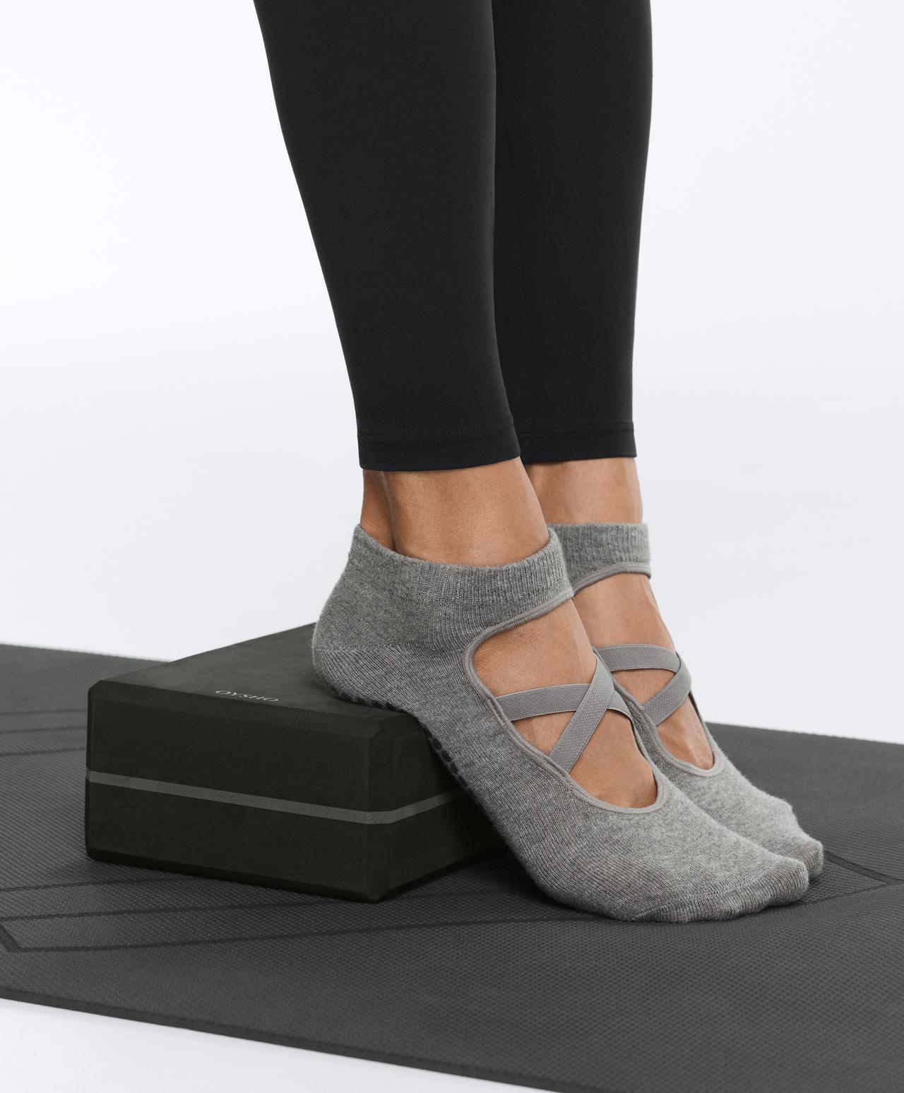 2 pairs of crossover strap cotton blend yoga and Pilates sneaker socks — PALE GREY MELANGE