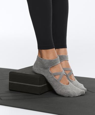 2 pairs of crossover strap cotton blend yoga and Pilates sneaker socks — PALE GREY MELANGE 4