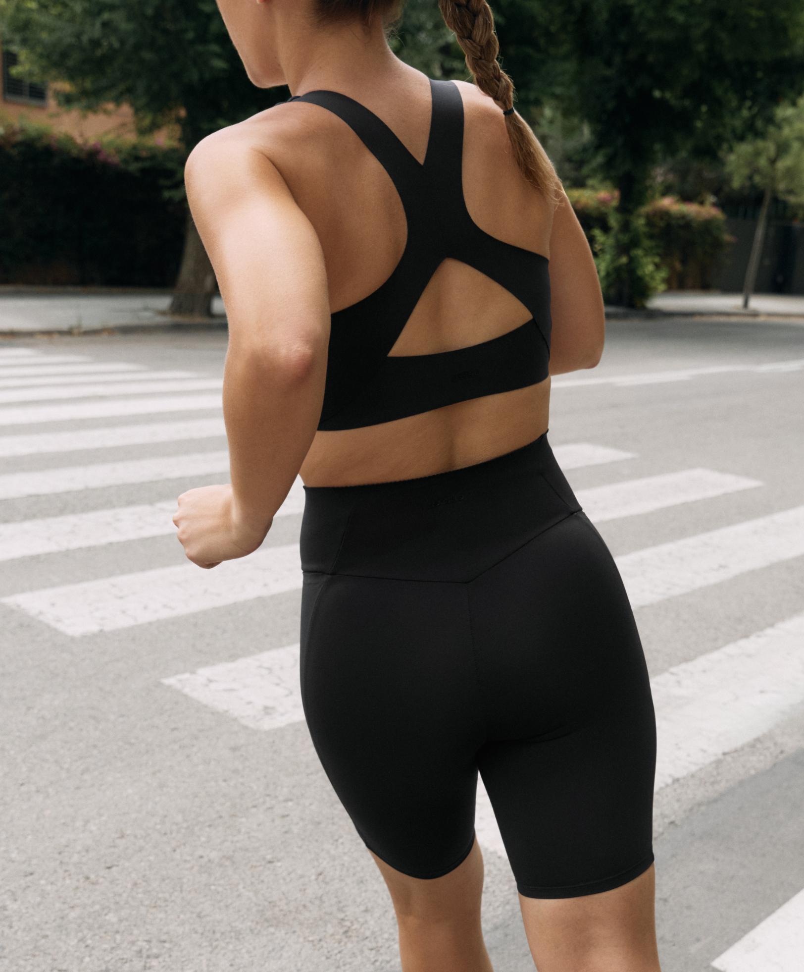 Compressive vidutinio prilaikymo sportinė liemenėlė su kaušeliais Compressive vidutinio prilaikymo sportinė liemenėlė su kaušeliais