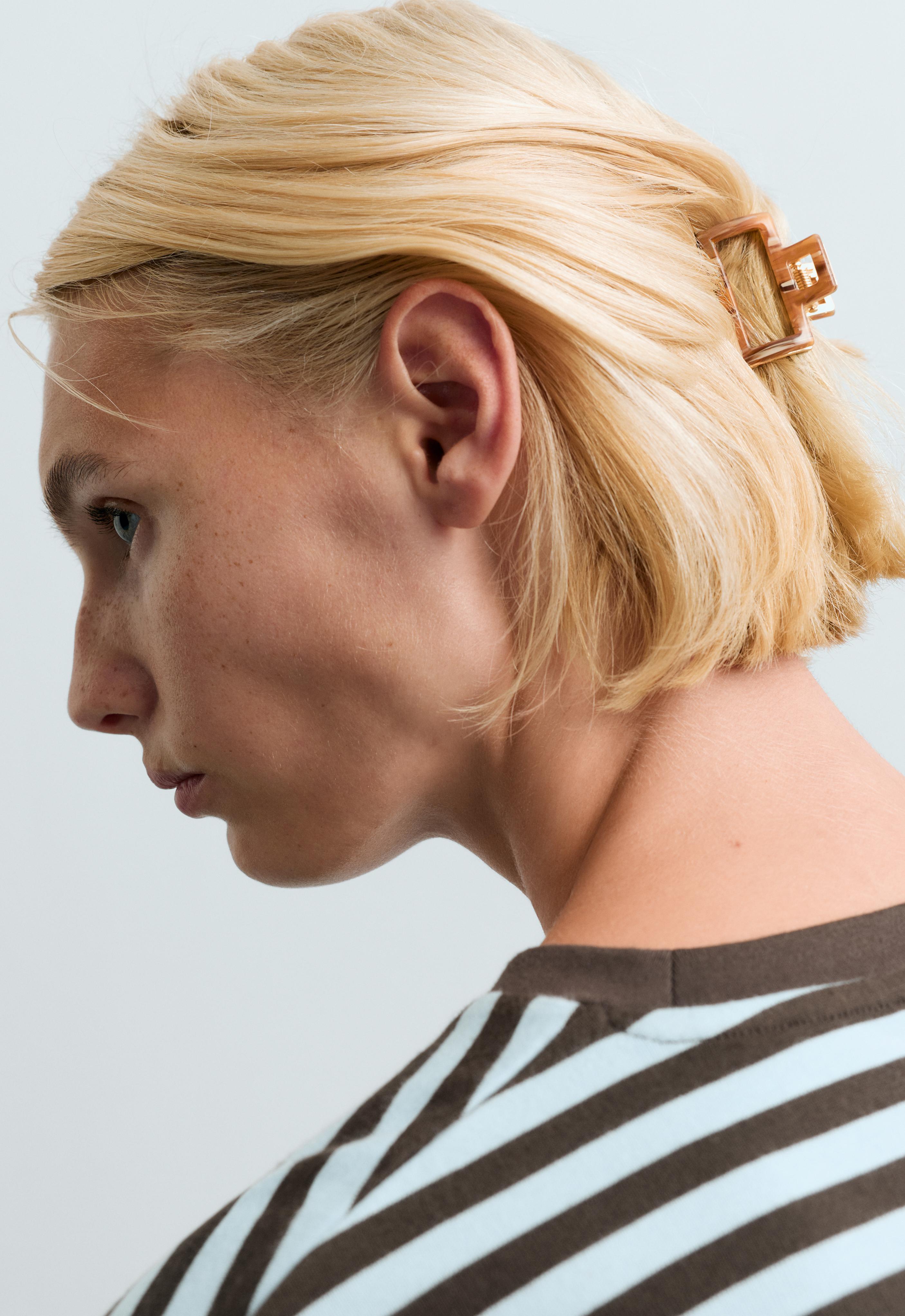 2 quadratische Haarspangen mit Metallic-Finish