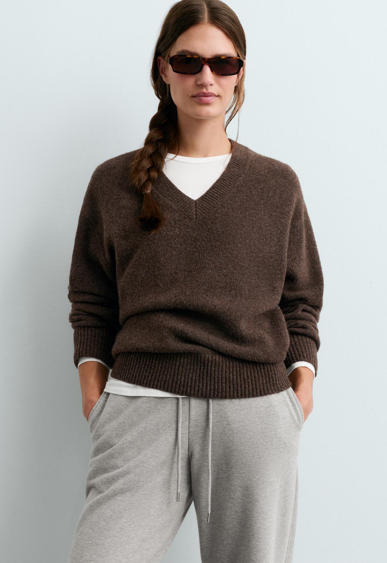 V-neck knit jumper — BROWN