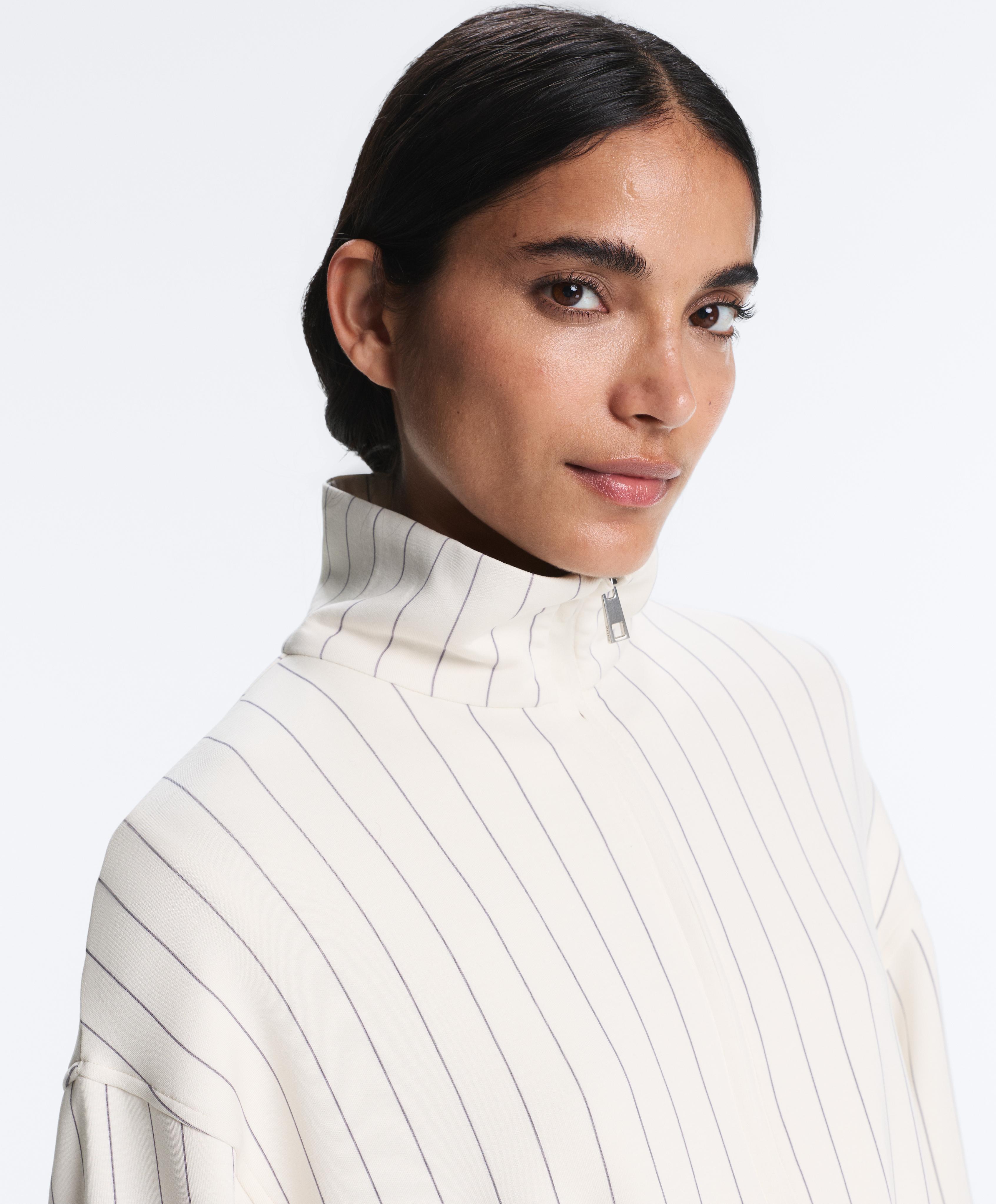 Lång jacka med kritstrecksrand, justerbar midja, ståkrage och extra mjuk modal