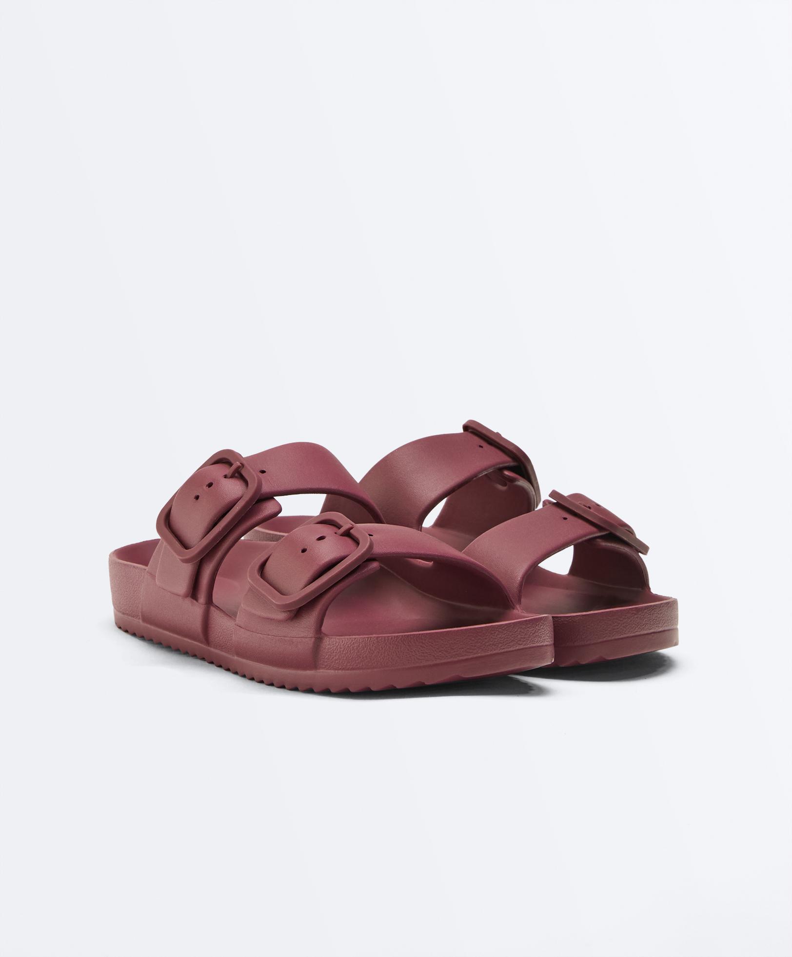 صندل حمام بأبازيم