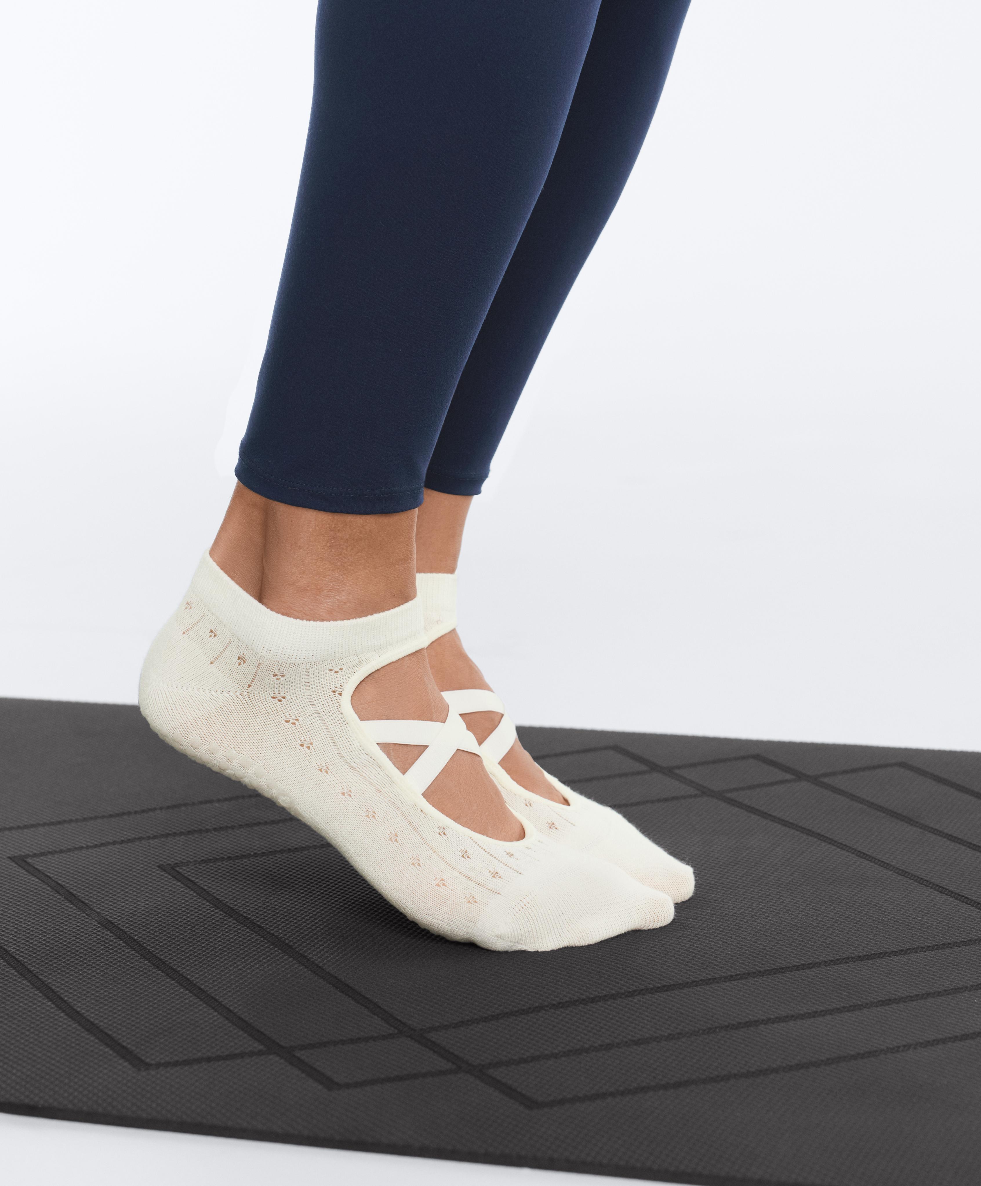 2 pairs of cotton blend yoga and Pilates sneaker socks with crossover straps — VANILLA