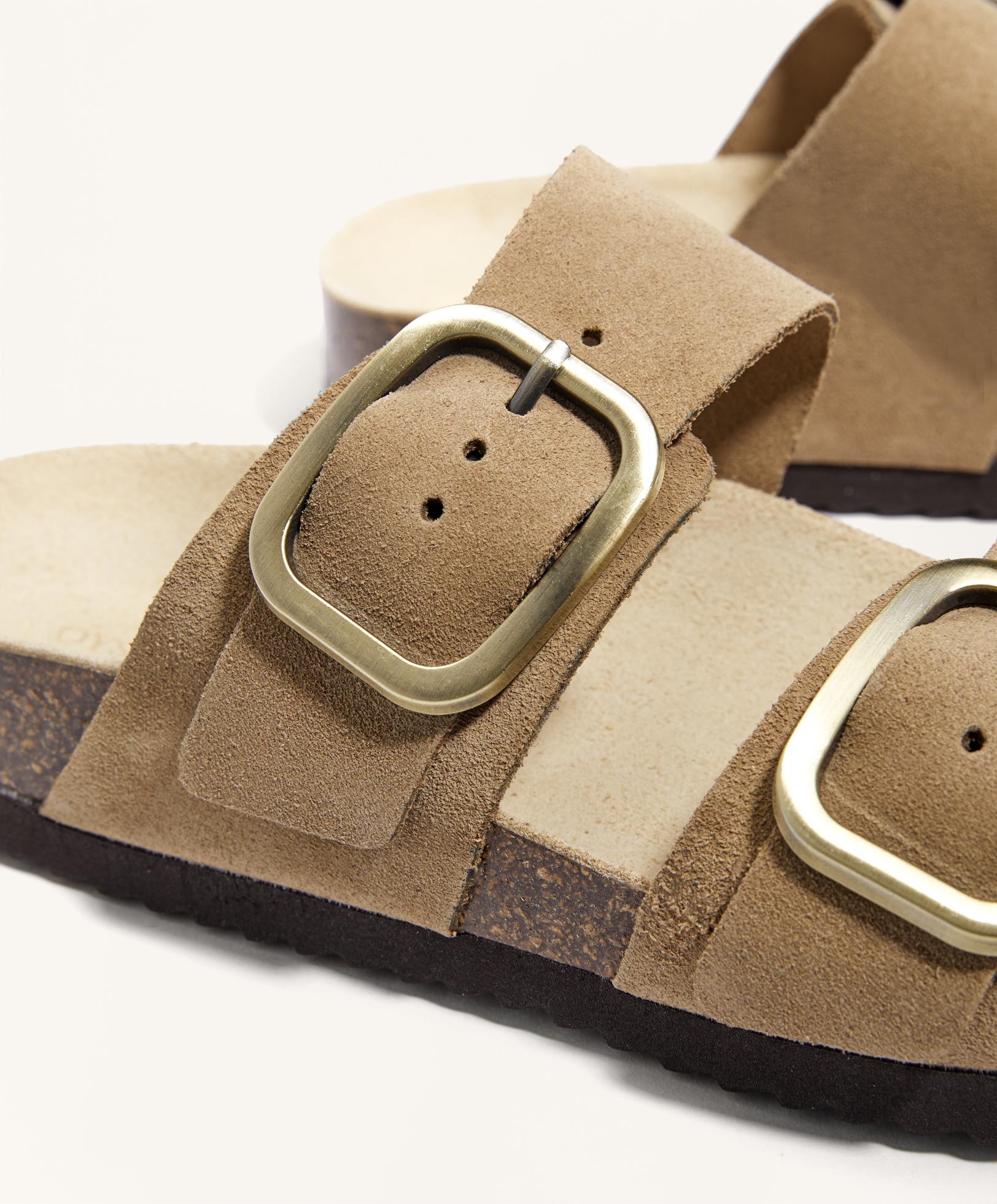Wildleder-Sandale mit Schnalle Wildleder-Sandale mit Schnalle