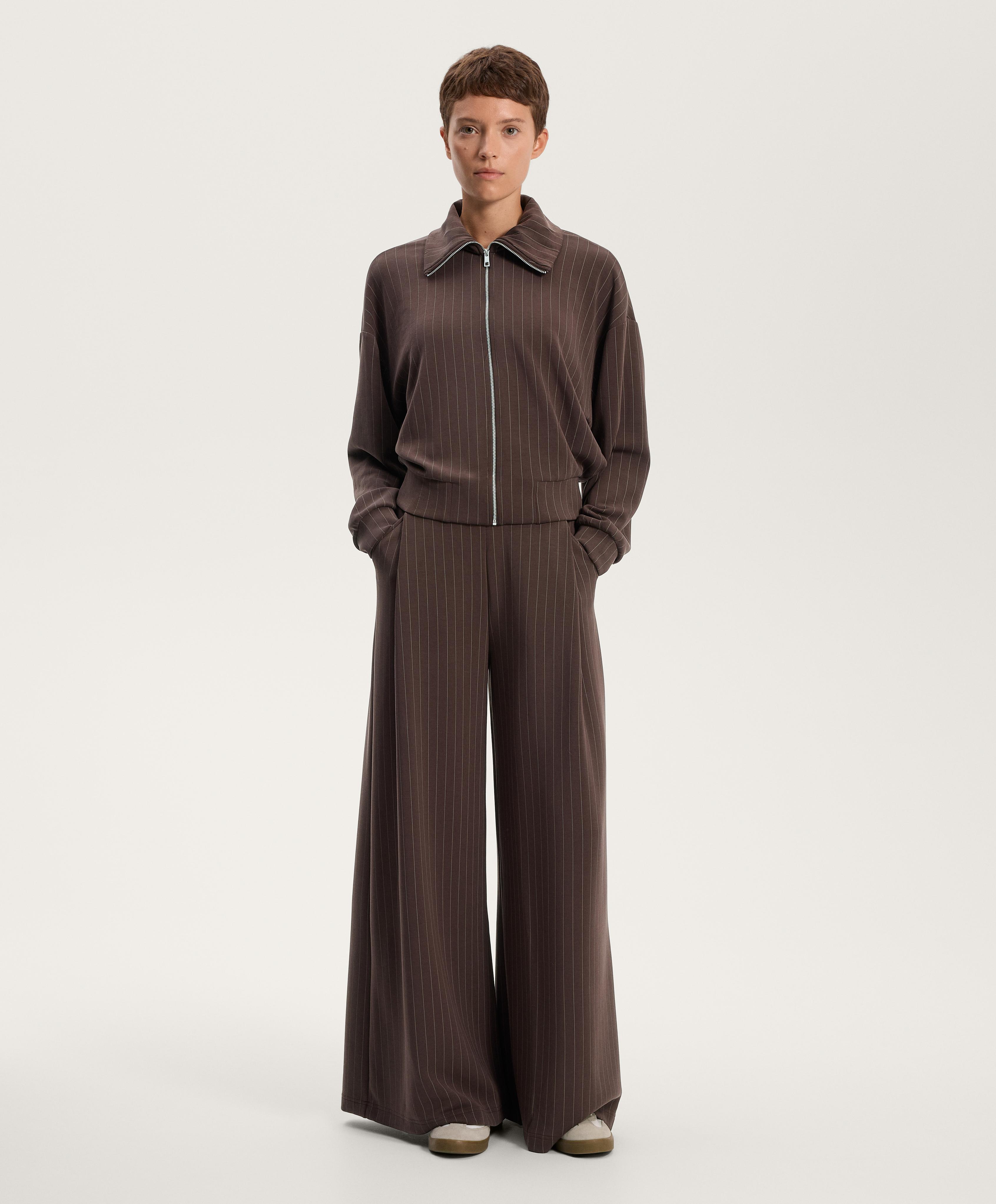 Total look ancho rayas con modal marrón