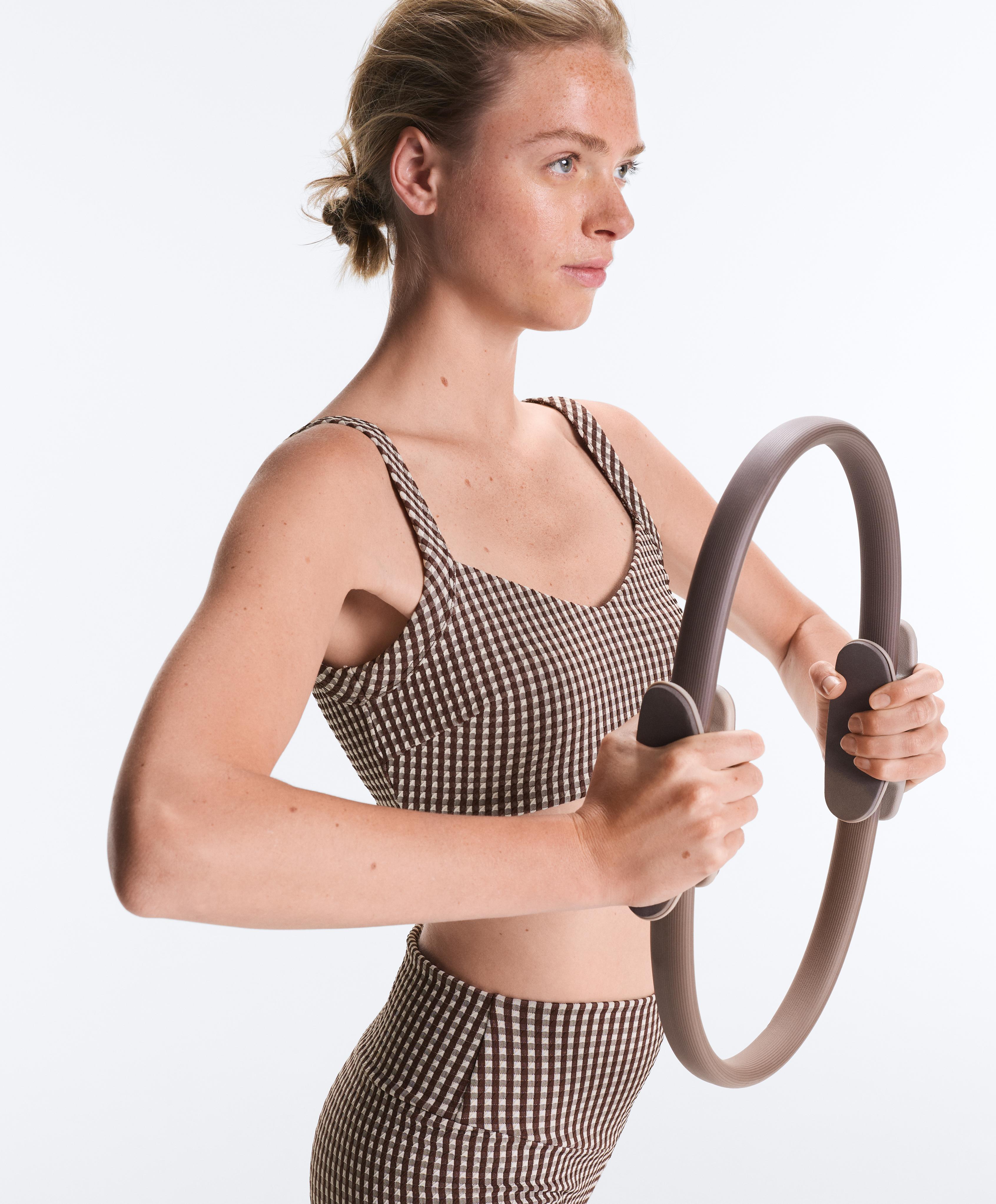Medium-support gingham sports bra — DARK REDDISH‑BROWN