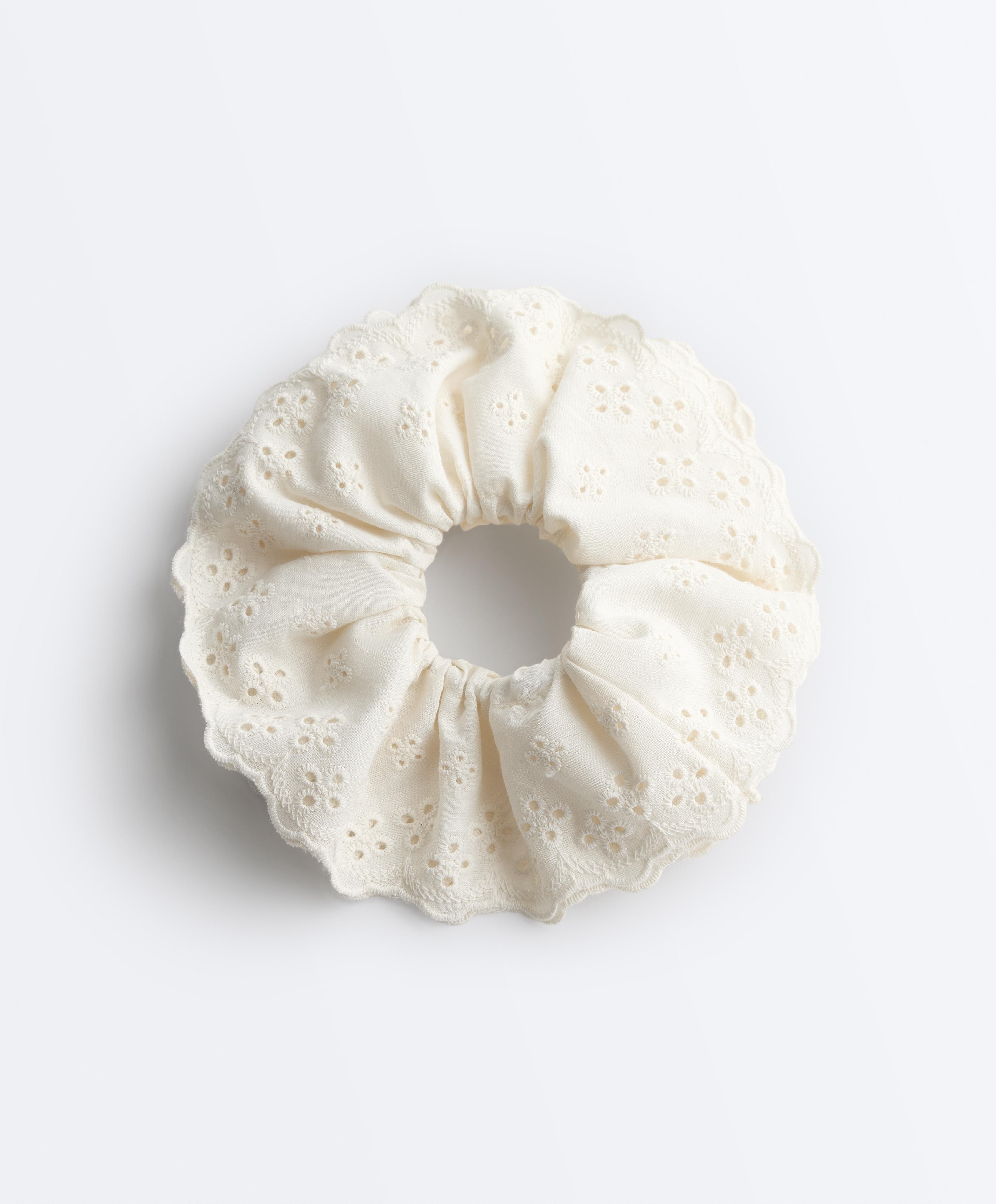 Large embroidered scrunchie — ECRU