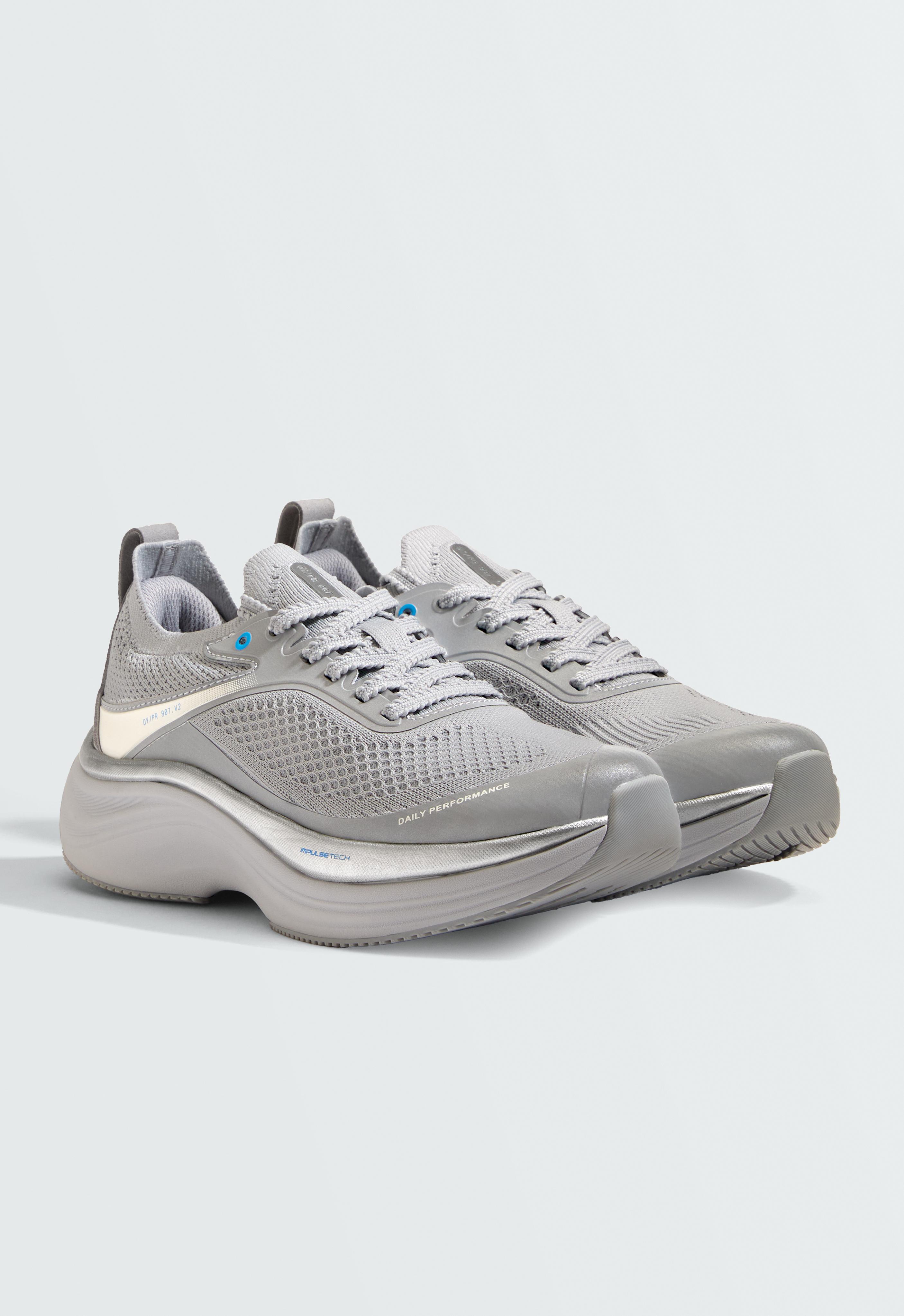 OY/PR 907 V2 Running trainers