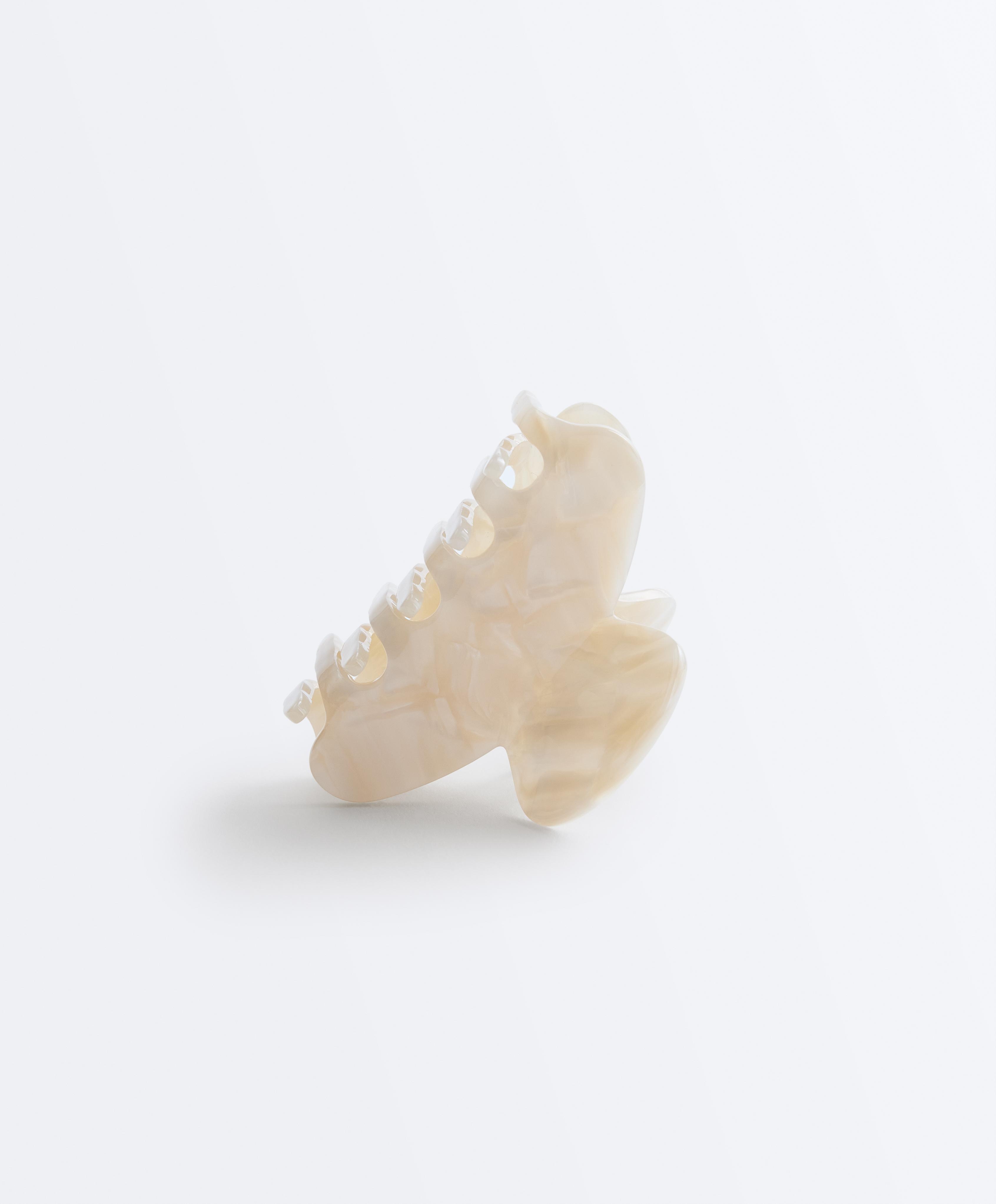 Hair claw — OATMEAL