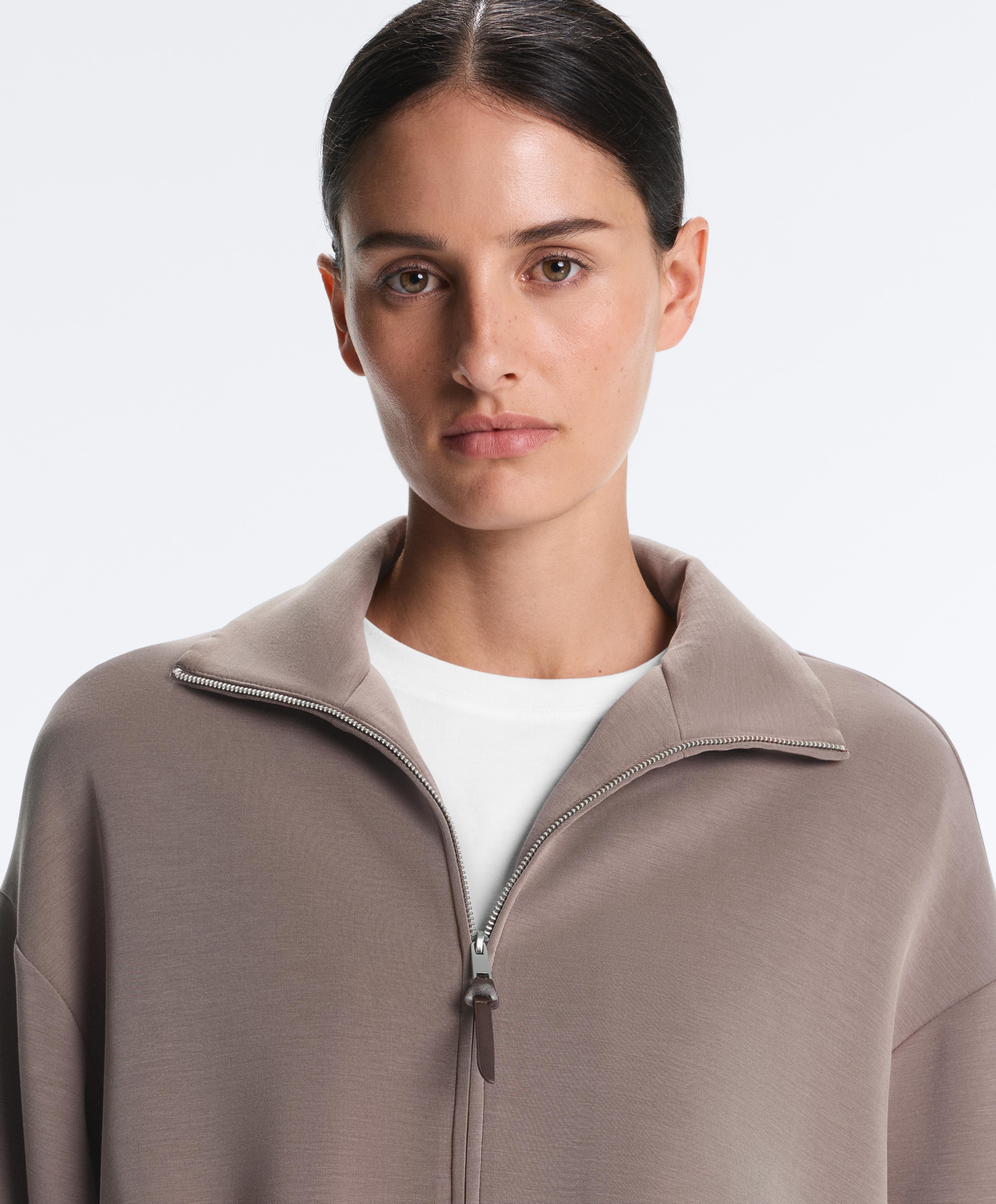 جاكيت طويل على شكل كورسيه بحزام وملمس ناعم من المودال