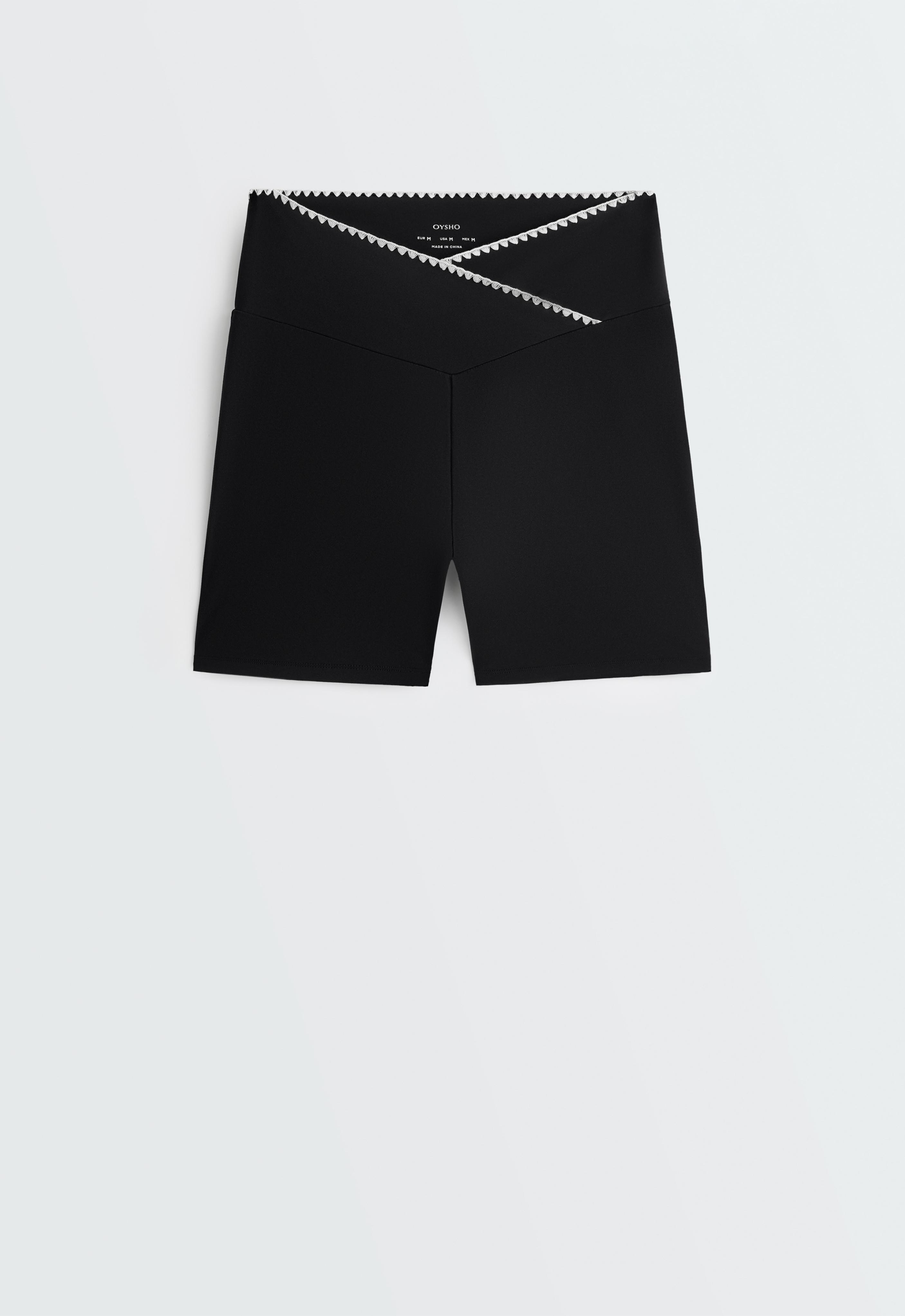 Comfortlux V-waist 10cm hot pants with contrast stitching — BLACK