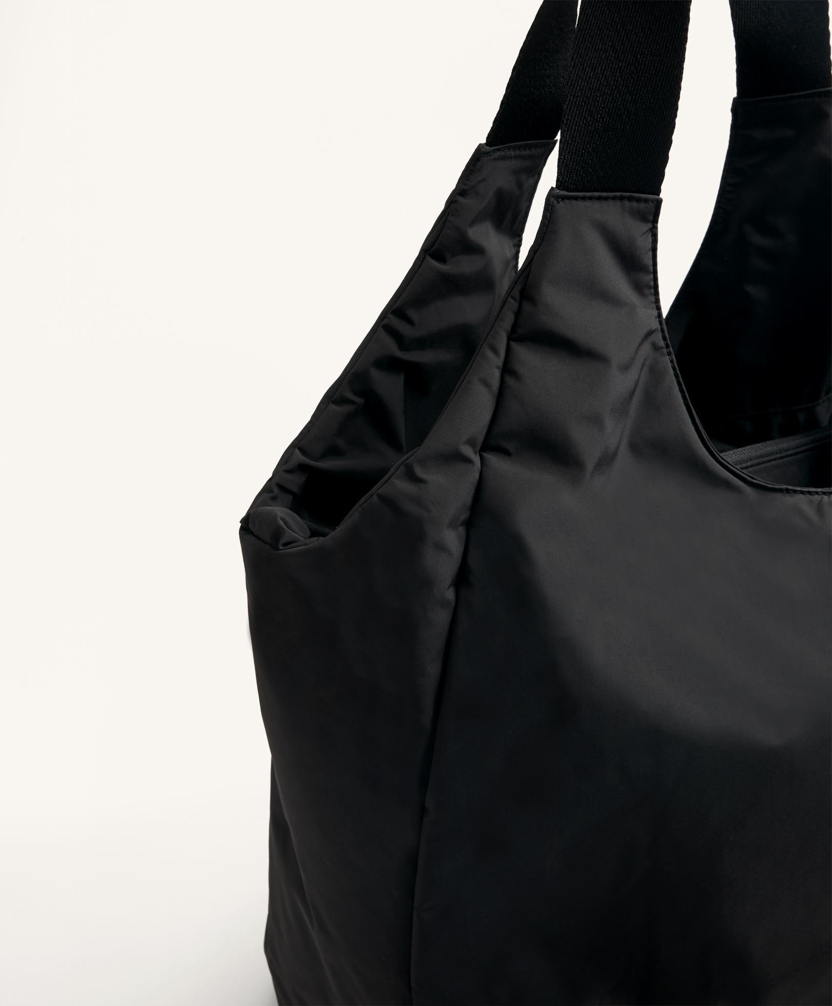 Shopper bag with contrasting handle
