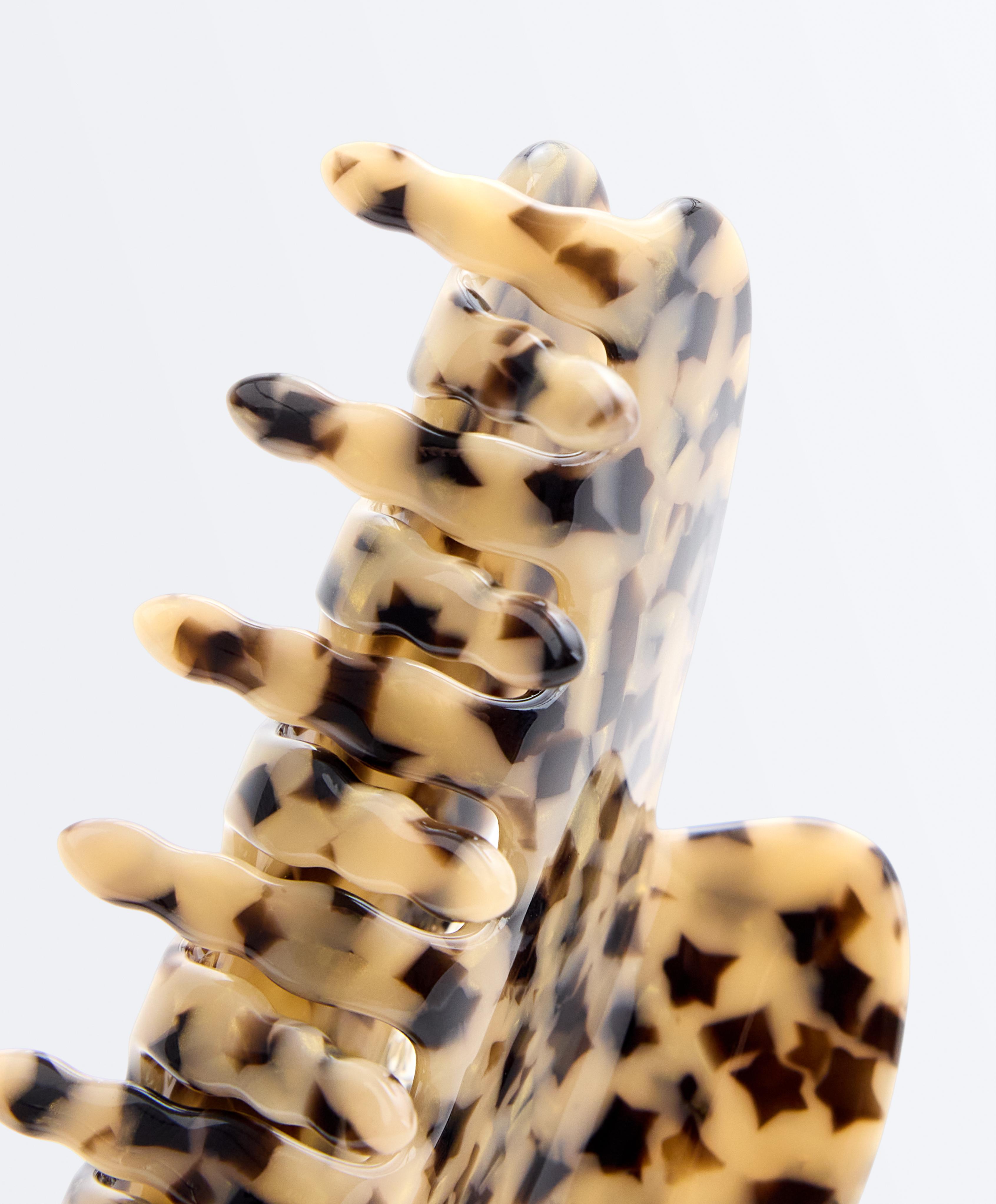 Large printed hair claw — CHESTNUT