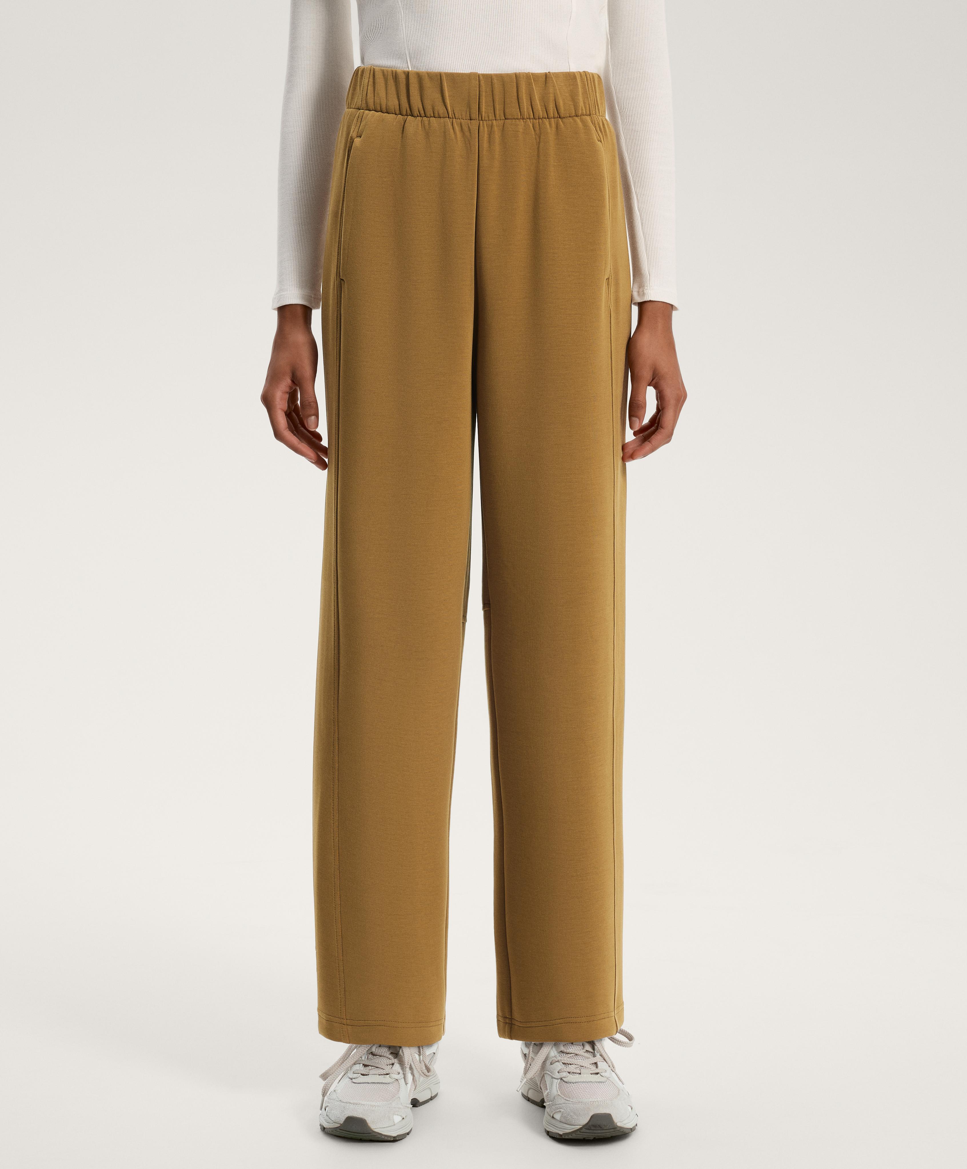 Pantalón recto con modal tacto suave.
