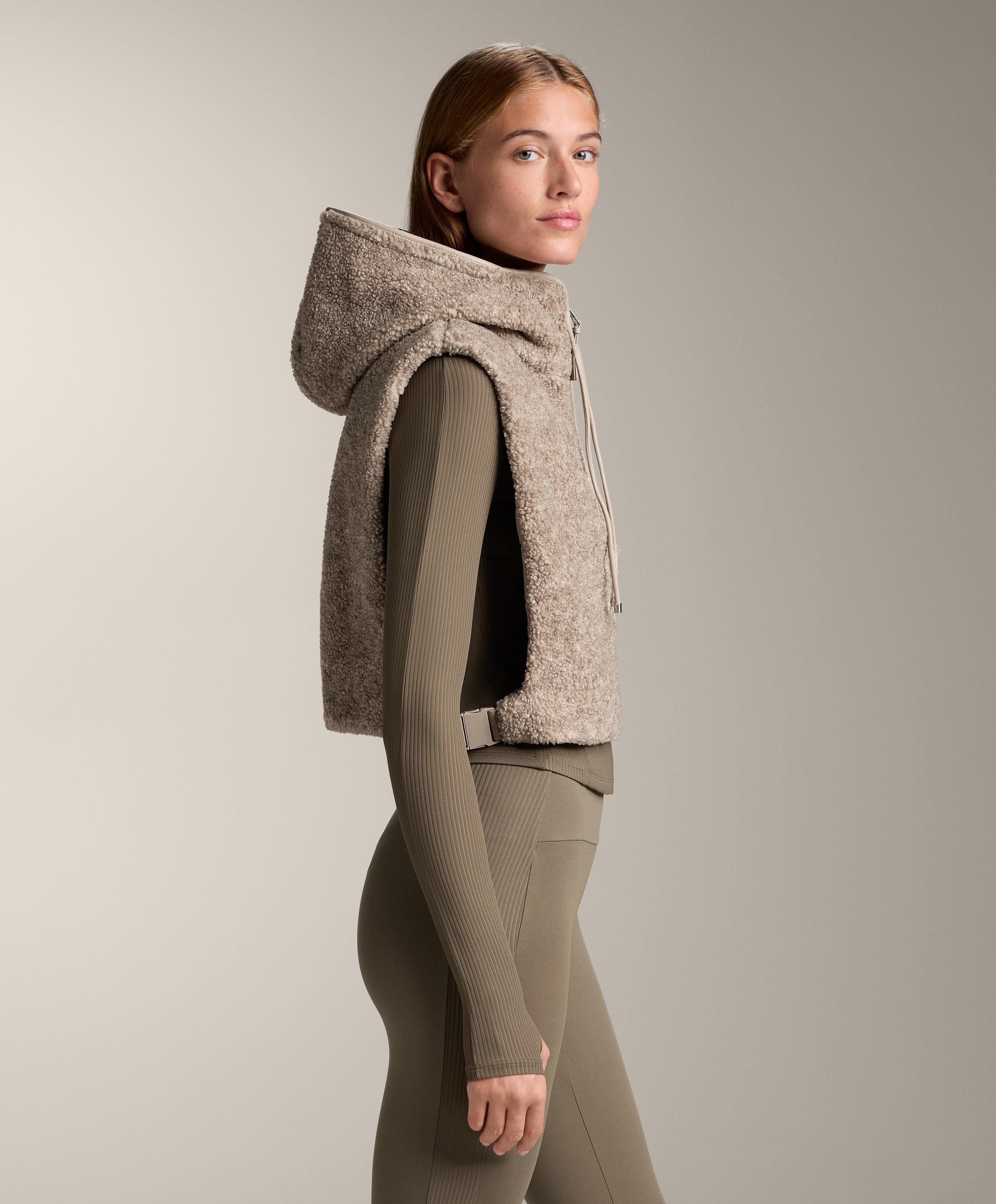 Chaleco borreguito con capucha Chaleco borreguito con capucha