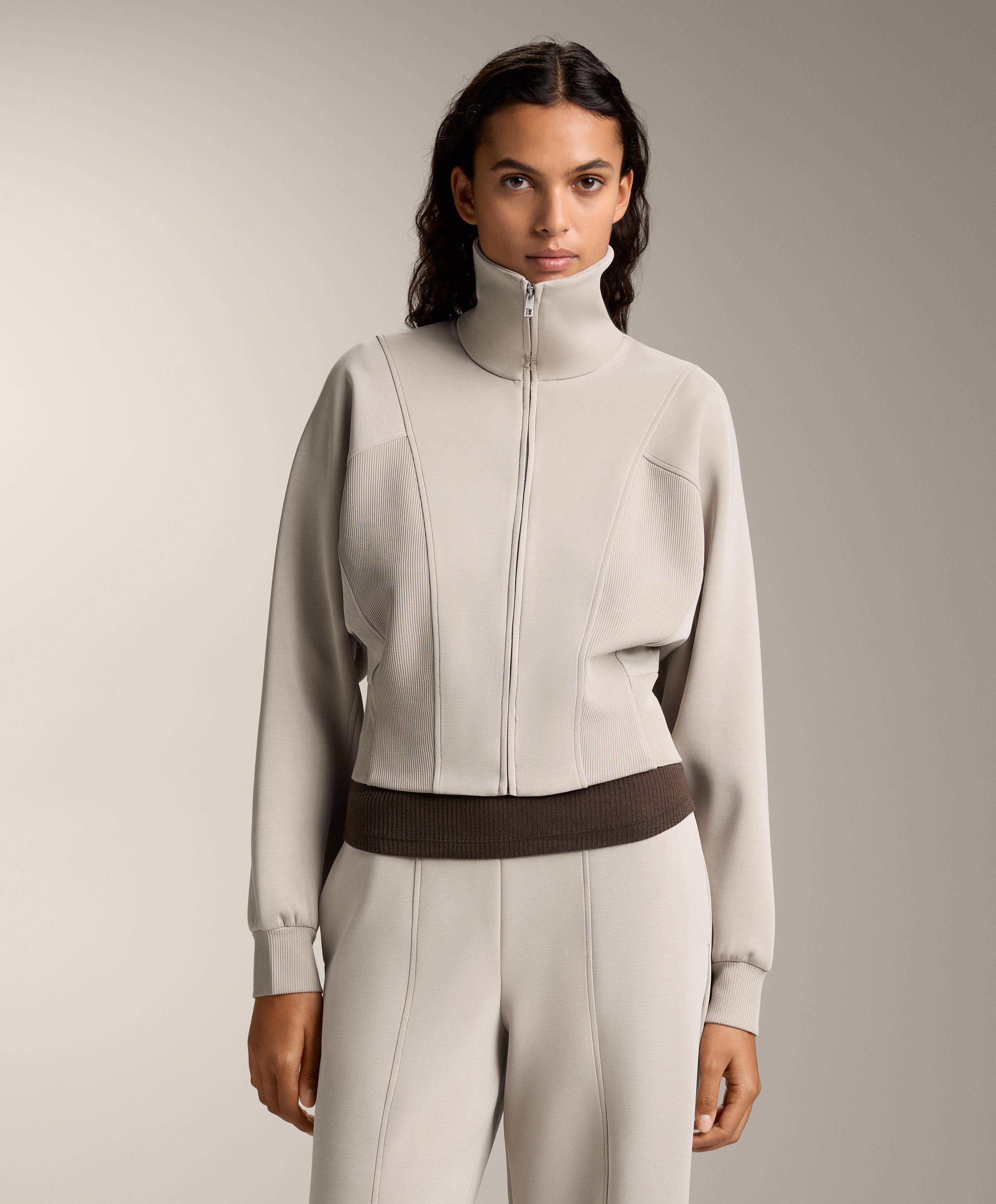 Striukė su paaukštinta apykakle ir stulpelių rašto detalėmis su modalu Striukė su paaukštinta apykakle ir stulpelių rašto detalėmis su modalu