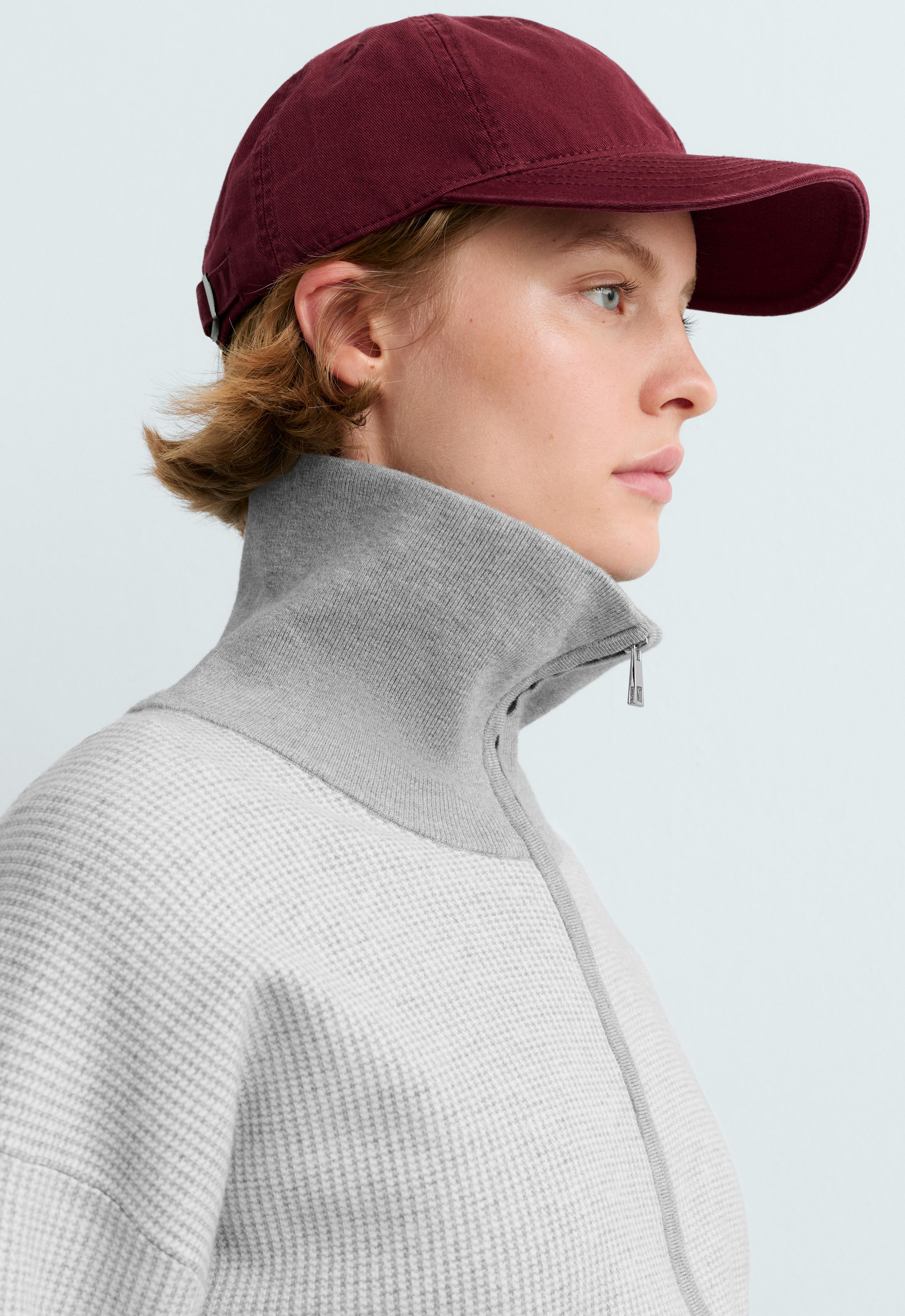 Chaqueta punto contraste cuello alto