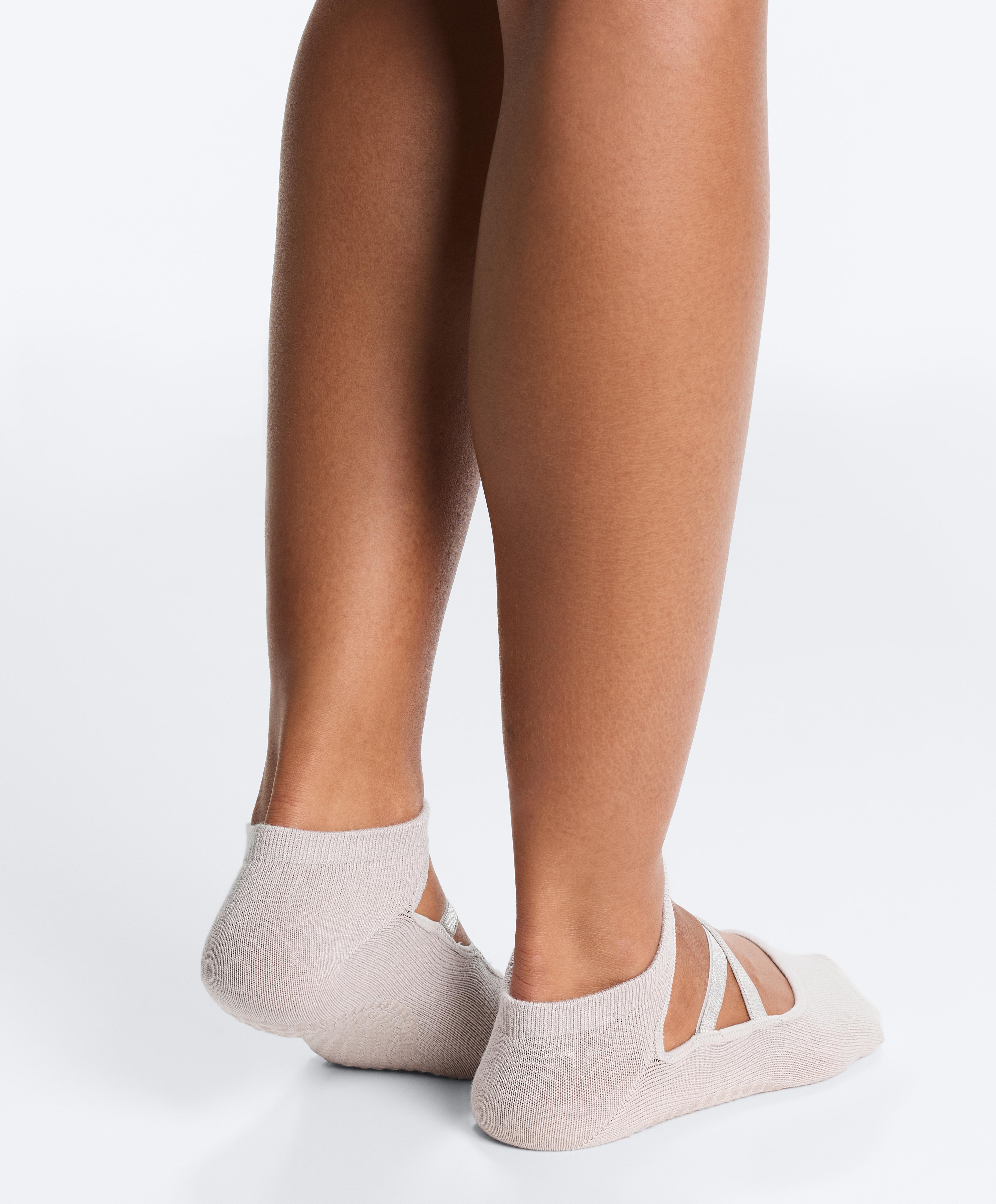 2 pairs of crossover cotton blend yoga and Pilates sneaker socks — SAND
