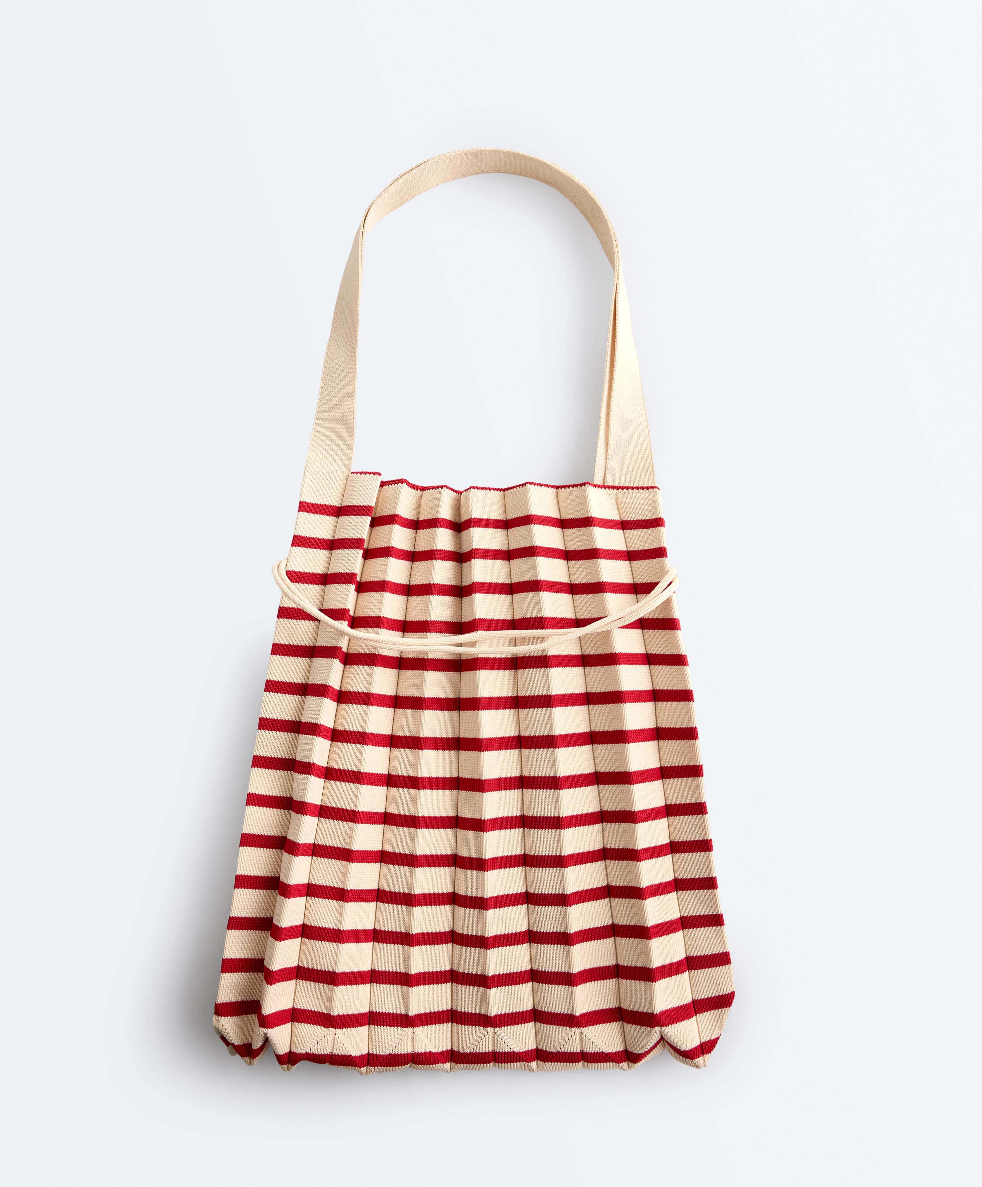 Pleated knit shoulder bag Pleated knit shoulder bag