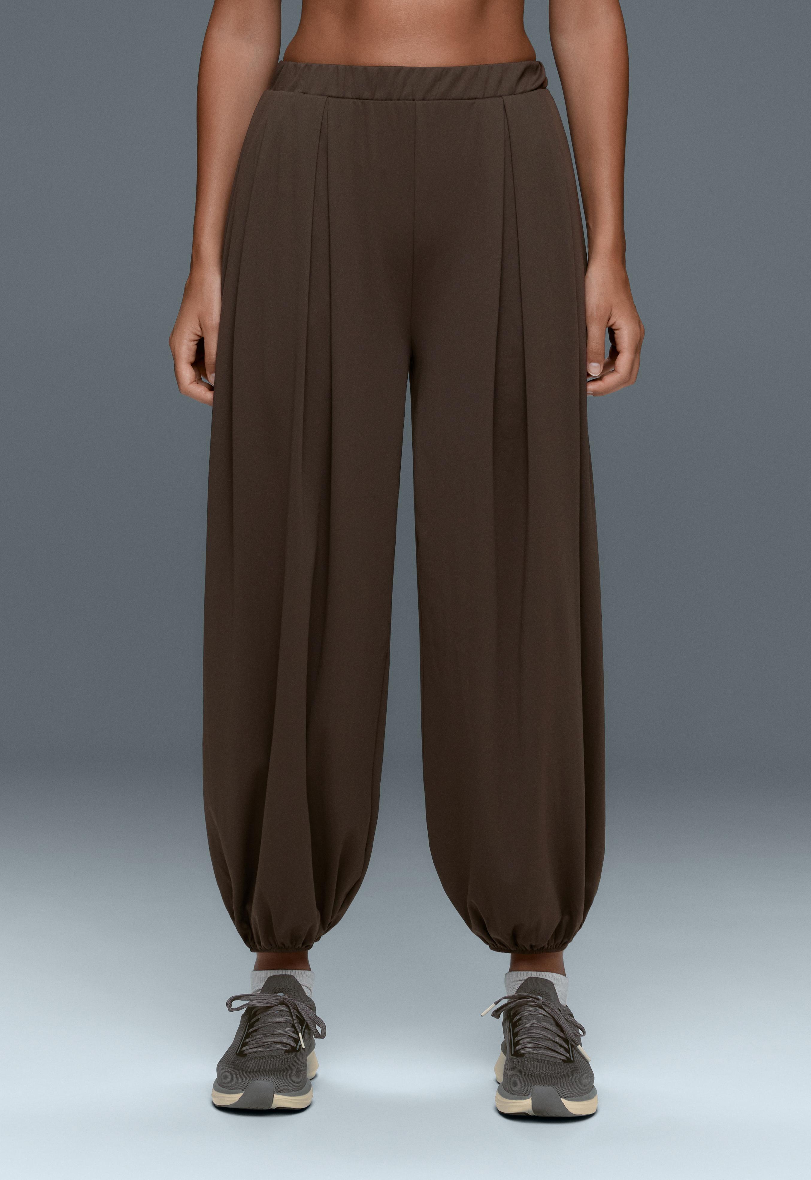 Comfortlux high-waisted pleated joggers — BROWN