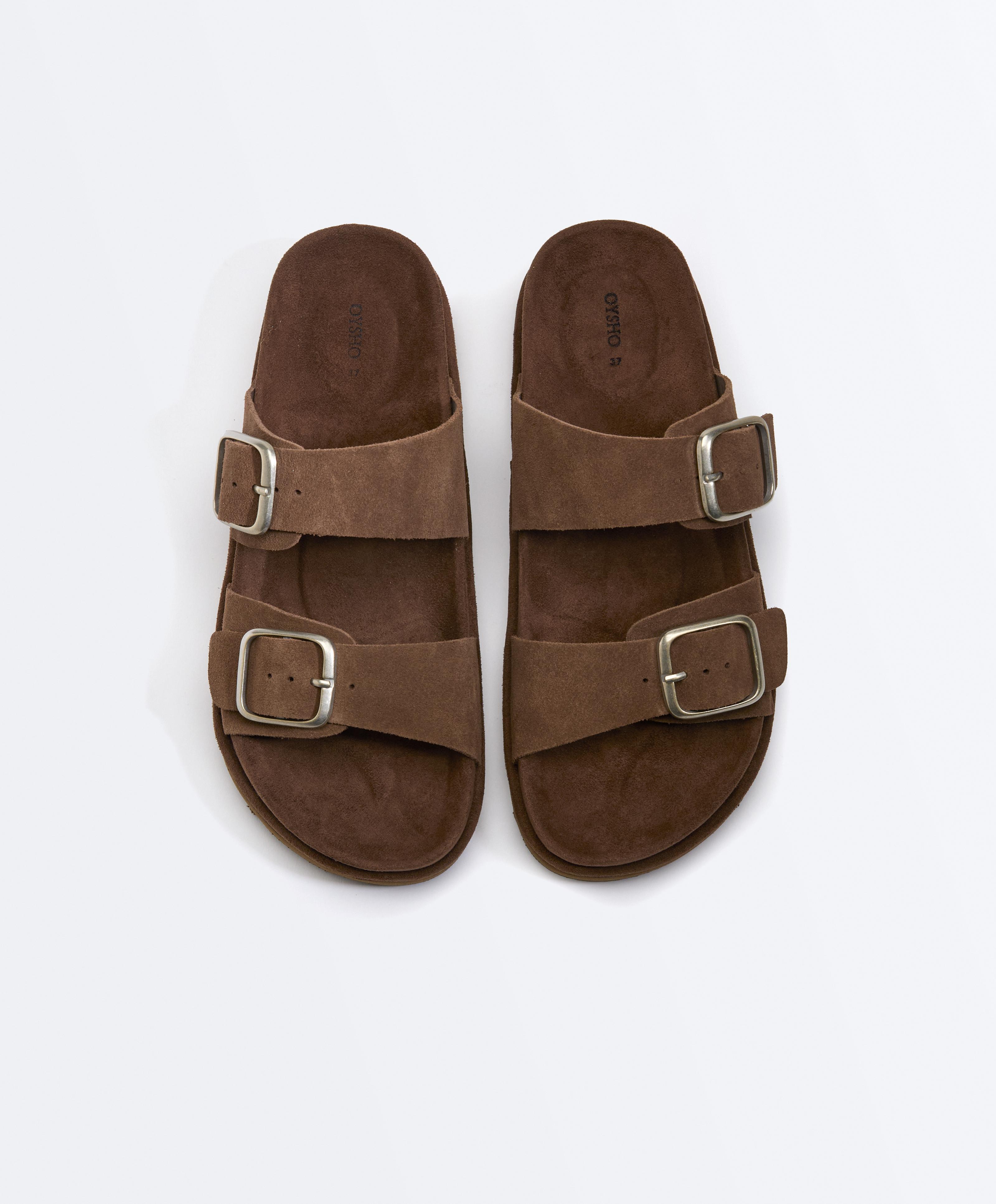 Sandalo con fibbia e zeppa