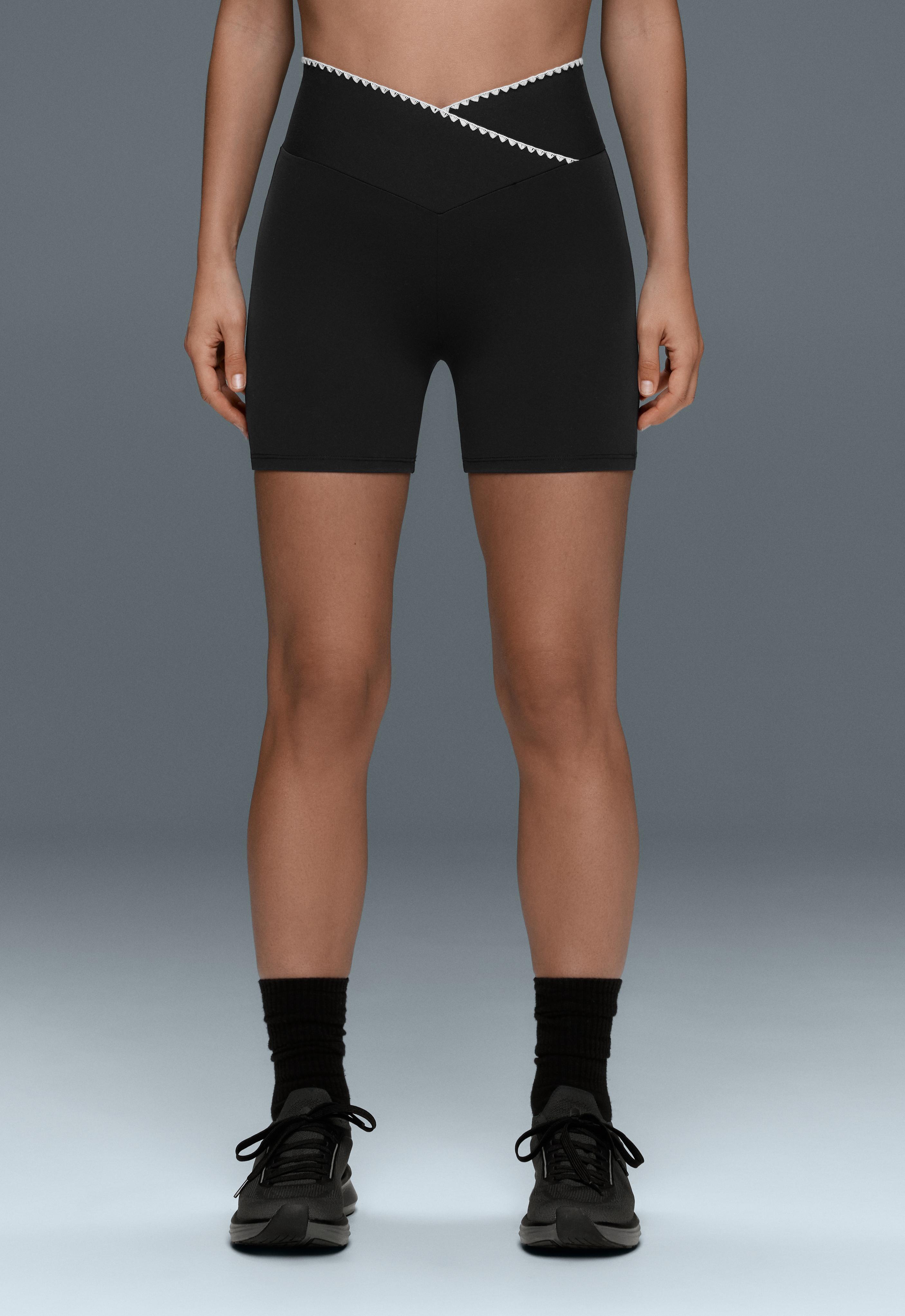 Comfortlux V-waist 10cm hot pants with contrast stitching