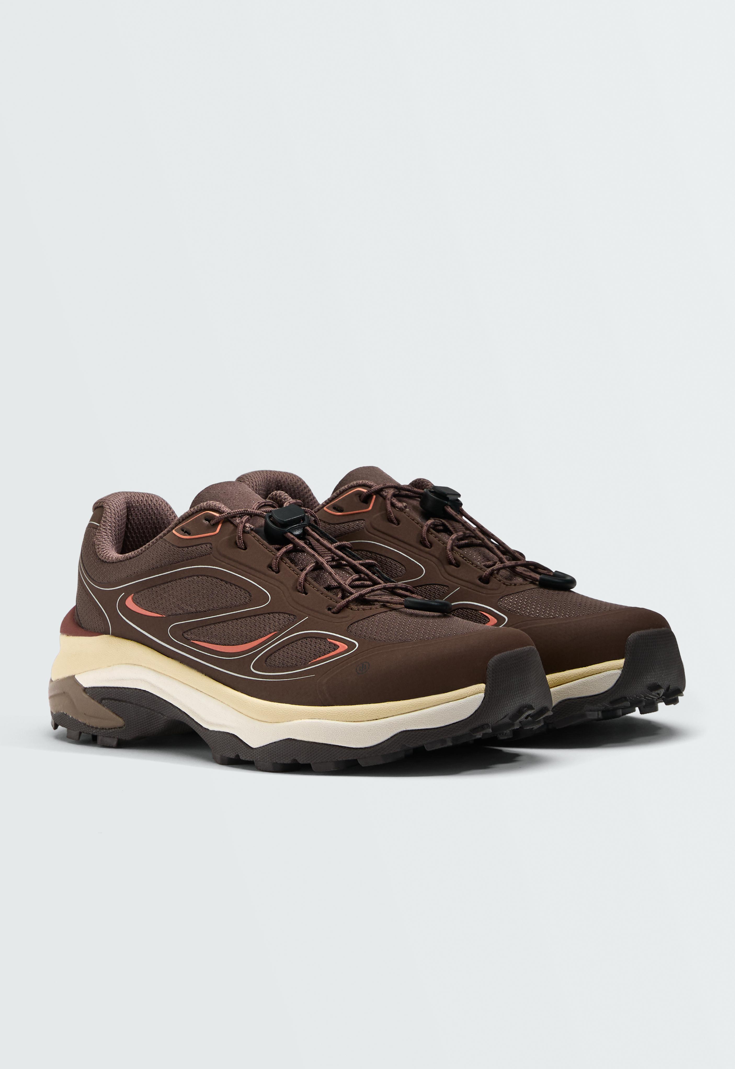 Sneakers in bergstijl