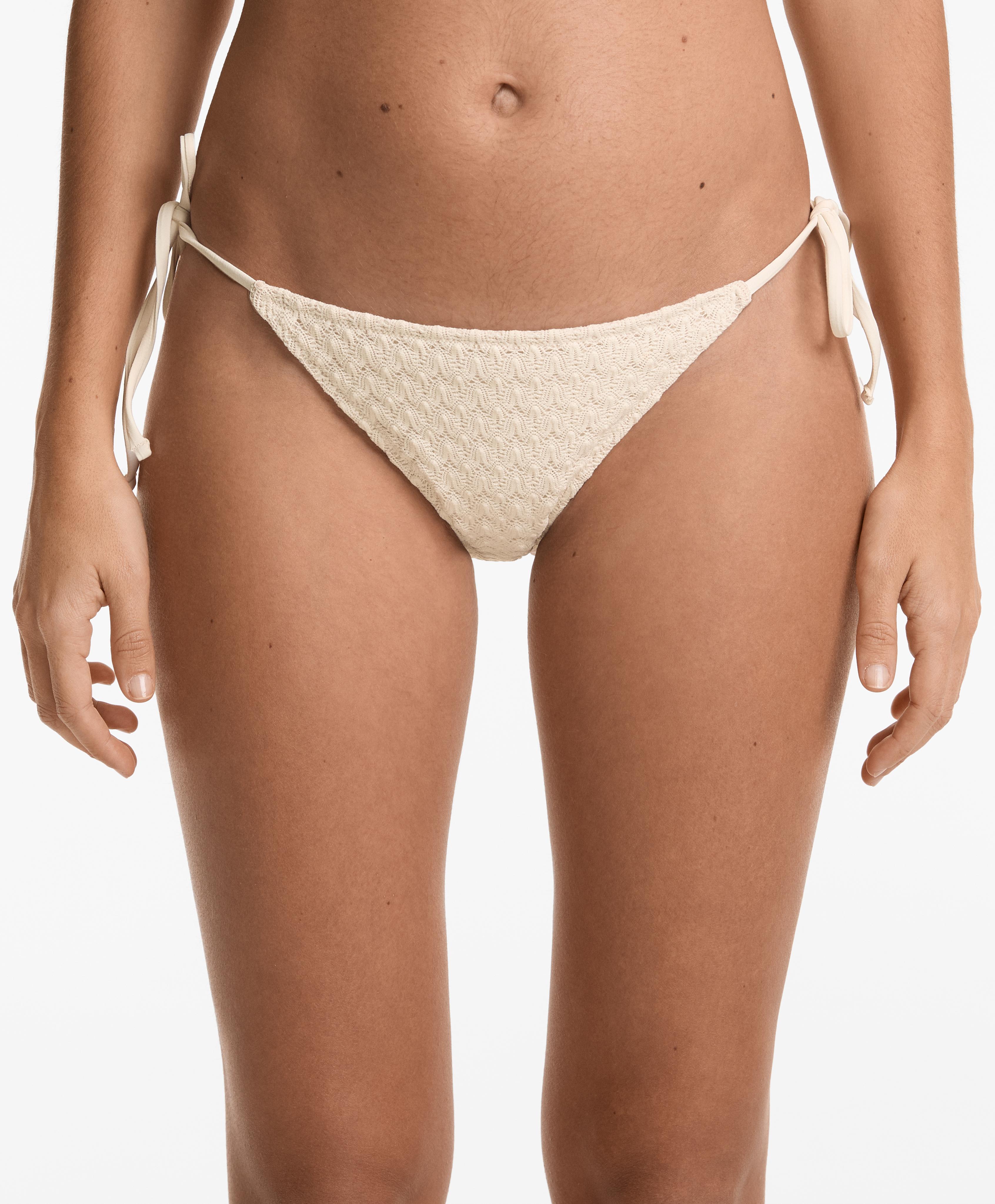 Slip bikini cu acoperire medie, șnururi și croșetat cu frunze Slip bikini cu acoperire medie, șnururi și croșetat cu frunze