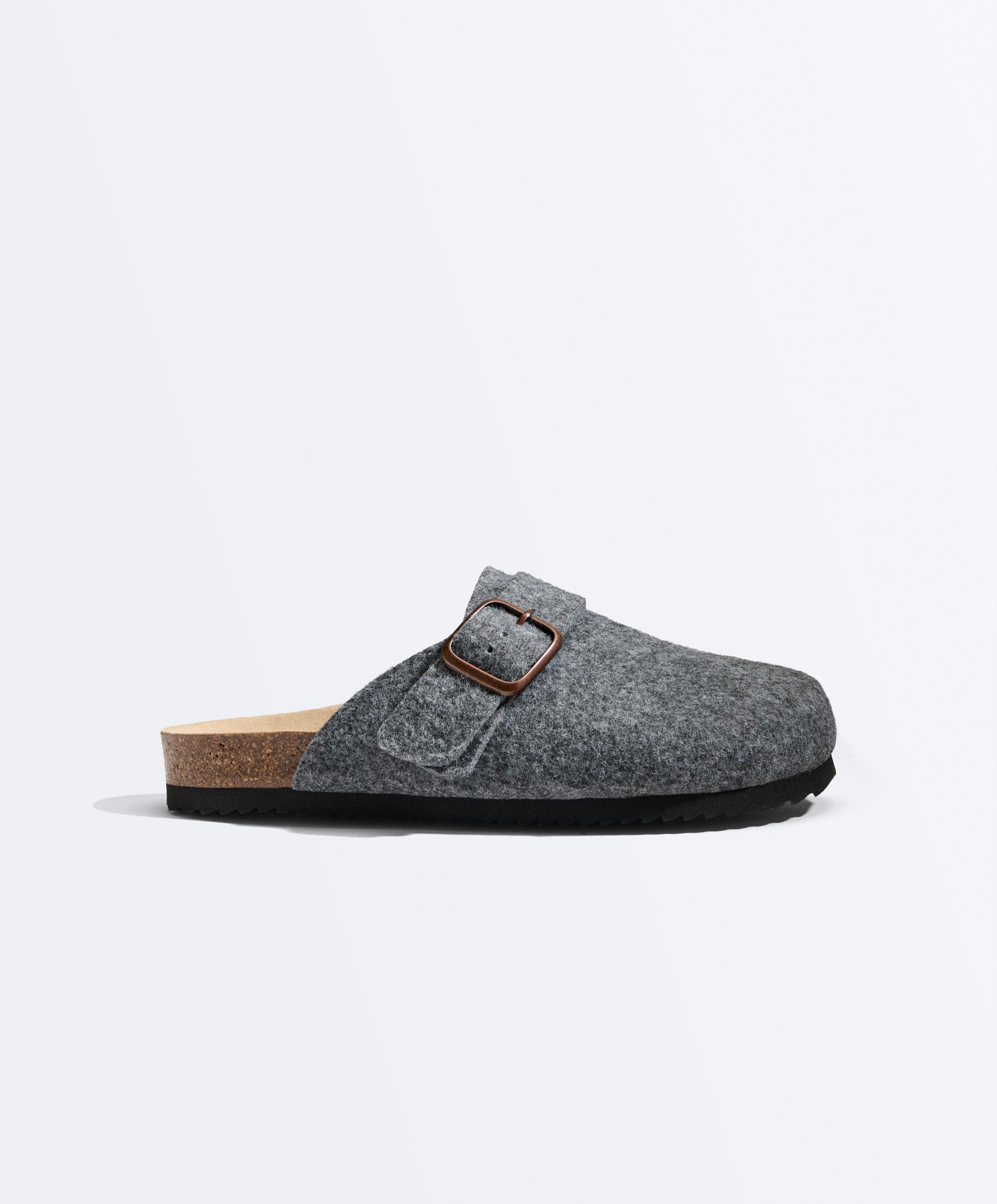 Felt-effect buckle clogs